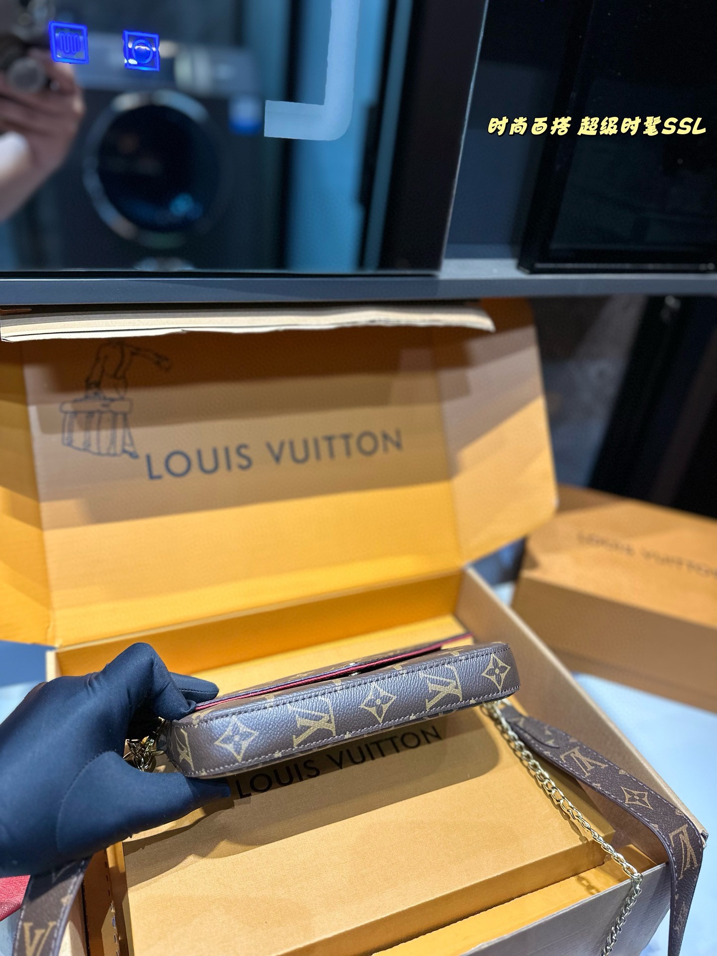 ❤️💰78包邮（礼盒包装）❤️
lv 新款 Kirigami 三件套手包。买一得三的好事再次发生了，这款三合一信封手包的设计真是大惊喜，、手机、证件、现金、钥匙口红等日常小物都通通能容纳，重点是内里的配色太讨喜了，价格也相当美丽，强力种草啊！尺寸21 12.5cm