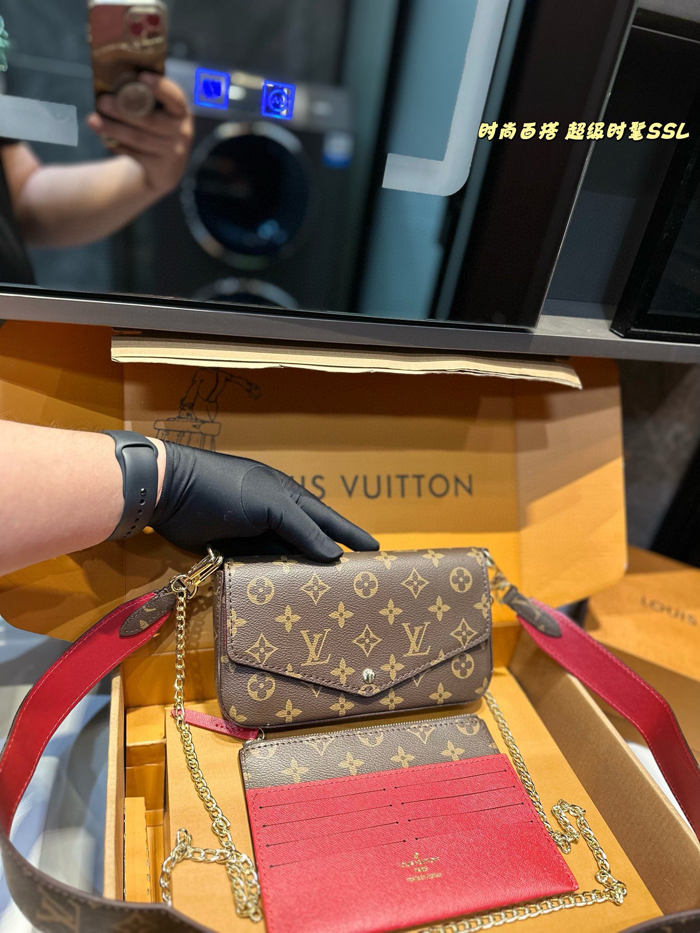 ❤️💰78包邮（礼盒包装）❤️
lv 新款 Kirigami 三件套手包。买一得三的好事再次发生了，这款三合一信封手包的设计真是大惊喜，、手机、证件、现金、钥匙口红等日常小物都通通能容纳，重点是内里的配色太讨喜了，价格也相当美丽，强力种草啊！尺寸21 12.5cm