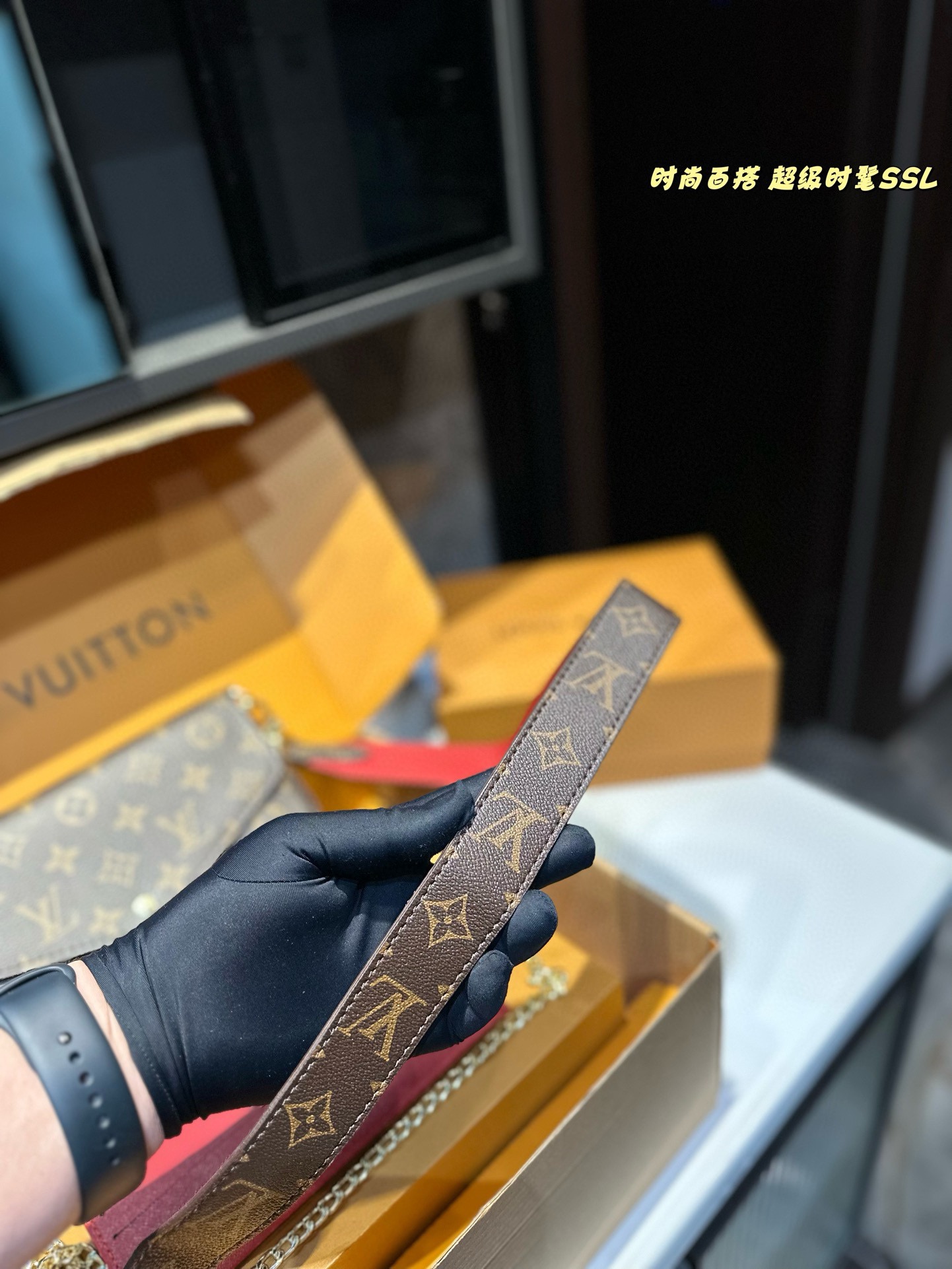 ❤️💰78包邮（礼盒包装）❤️
lv 新款 Kirigami 三件套手包。买一得三的好事再次发生了，这款三合一信封手包的设计真是大惊喜，、手机、证件、现金、钥匙口红等日常小物都通通能容纳，重点是内里的配色太讨喜了，价格也相当美丽，强力种草啊！尺寸21 12.5cm