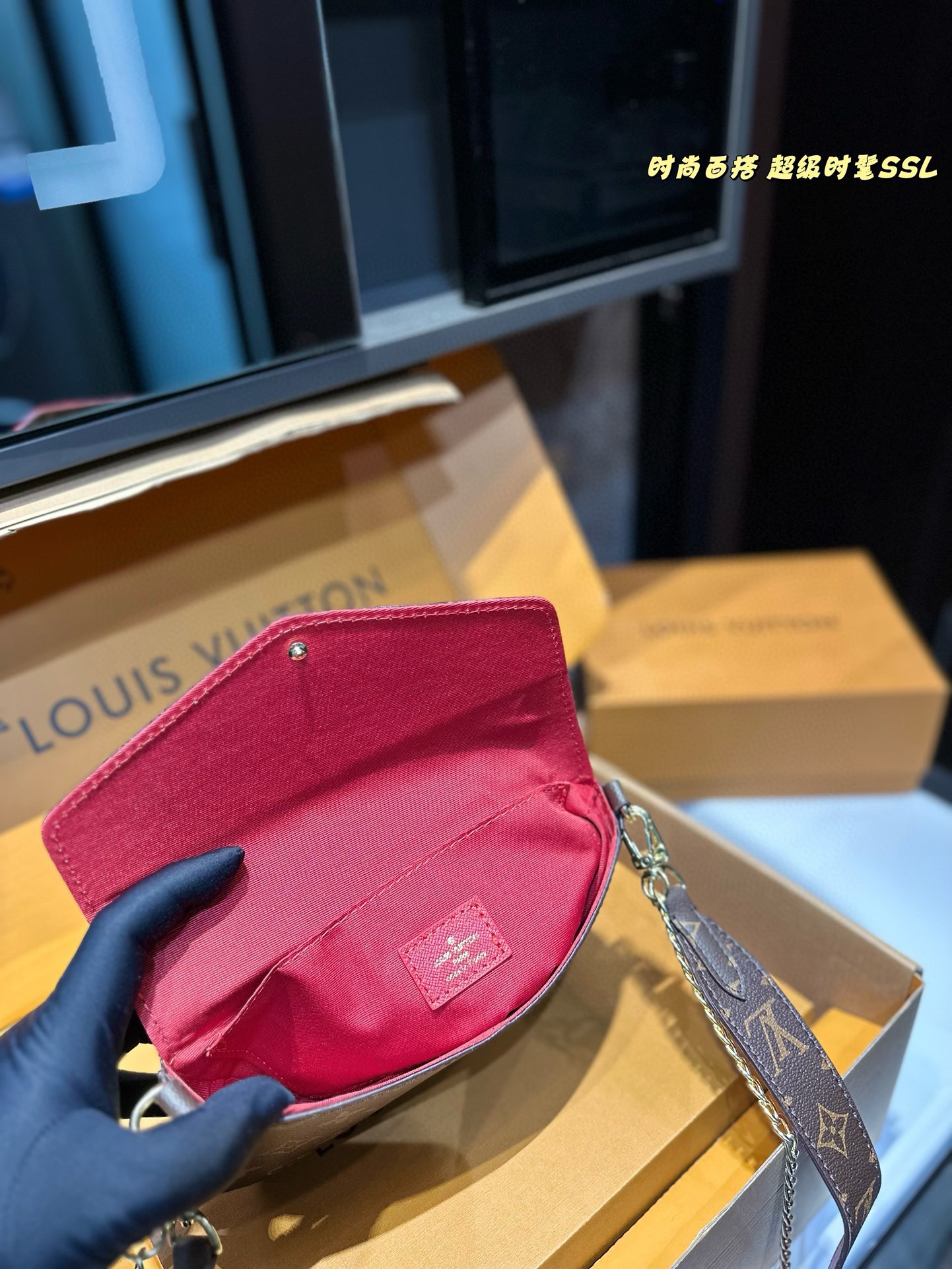 ❤️💰78包邮（礼盒包装）❤️
lv 新款 Kirigami 三件套手包。买一得三的好事再次发生了，这款三合一信封手包的设计真是大惊喜，、手机、证件、现金、钥匙口红等日常小物都通通能容纳，重点是内里的配色太讨喜了，价格也相当美丽，强力种草啊！尺寸21 12.5cm