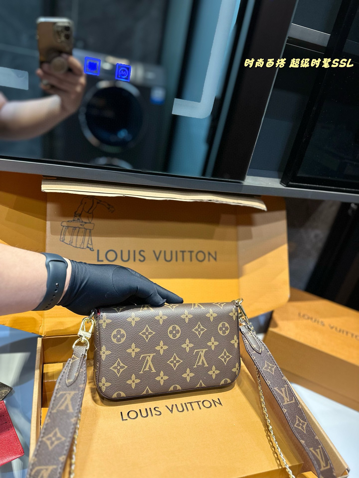❤️💰78包邮（礼盒包装）❤️
lv 新款 Kirigami 三件套手包。买一得三的好事再次发生了，这款三合一信封手包的设计真是大惊喜，、手机、证件、现金、钥匙口红等日常小物都通通能容纳，重点是内里的配色太讨喜了，价格也相当美丽，强力种草啊！尺寸21 12.5cm