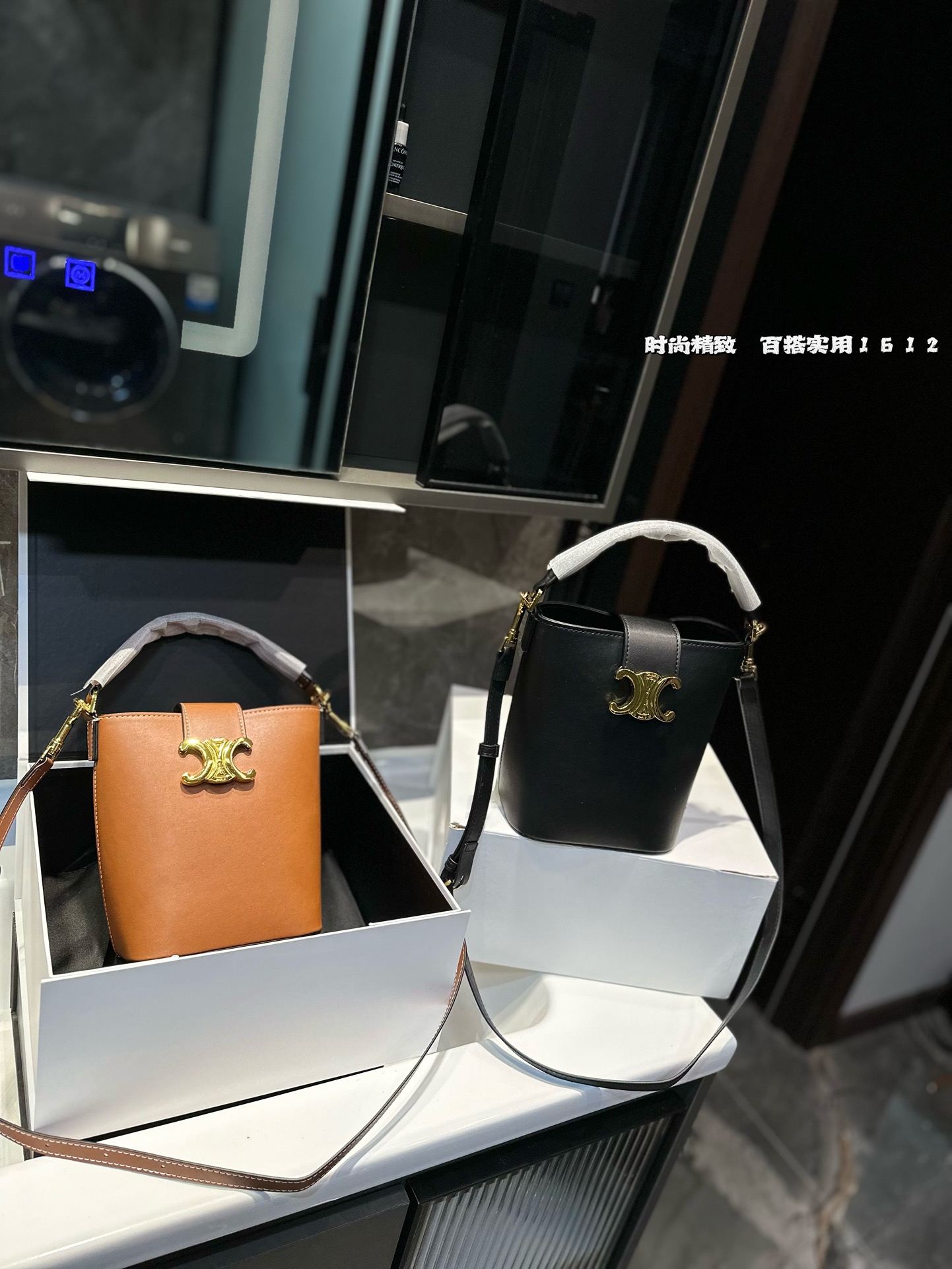 ❤️💰380(礼盒包装)❤️
赛琳CELINE 凯旋门水桶包
复古优雅 满满的高级感
大小适中 容量感人
休闲正装皆可轻松驾驭
尺寸:17*14*19cm