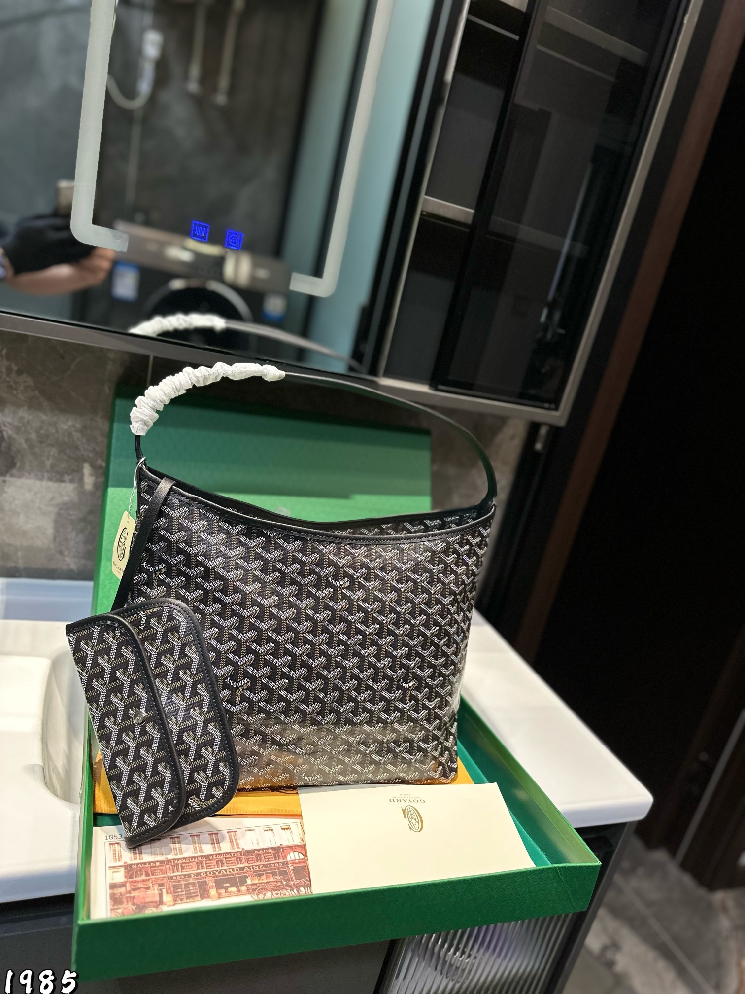 ❤️ 💰345❤️
GOYARD戈雅购物袋🛍️  配小包 
王菲同款 购物袋 
购物袋低调又耐看的大牌
非常玩味好凹造型
时髦人都应该入一个
尺寸：35 28 cm