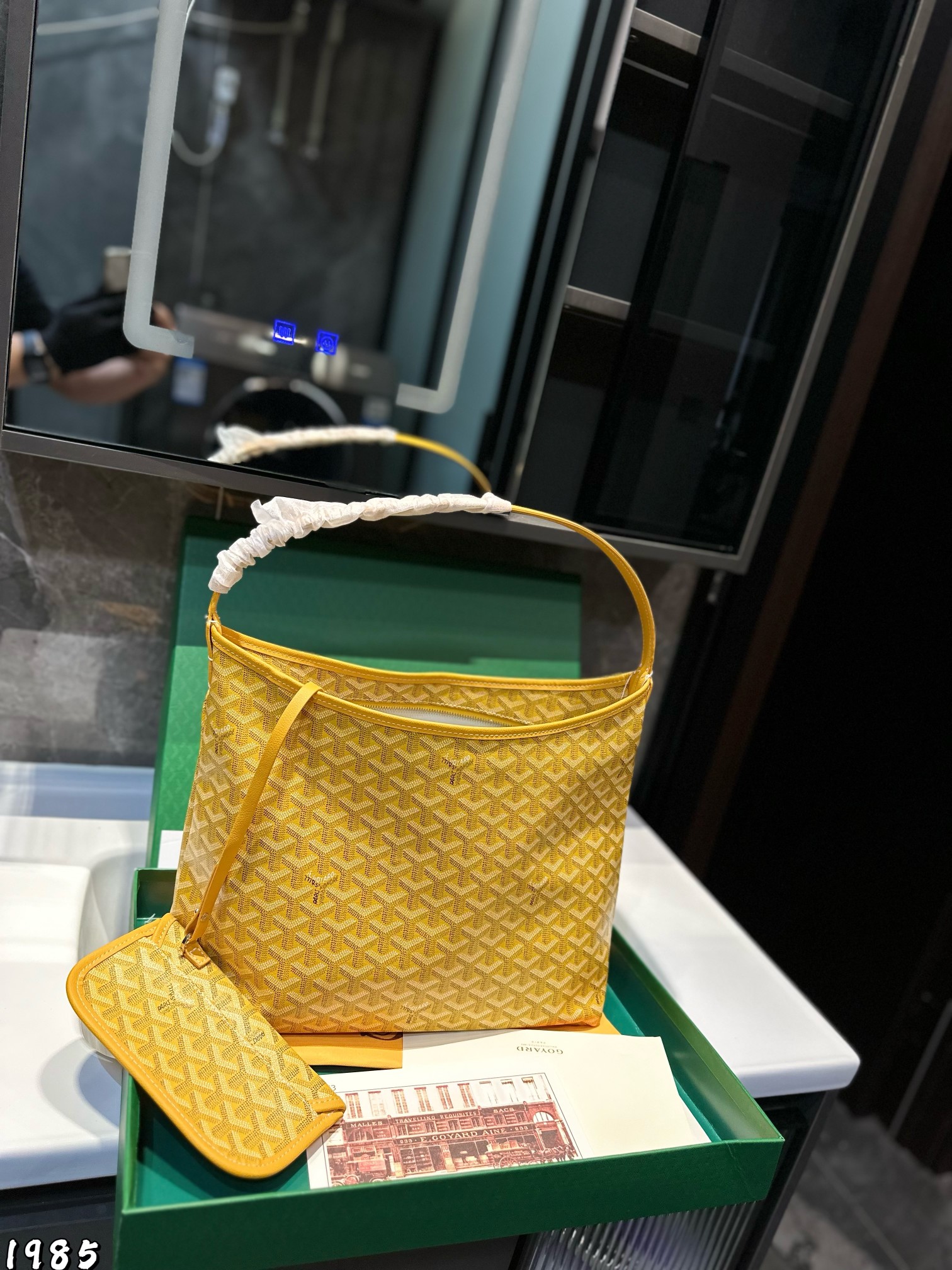 ❤️ 💰345❤️
GOYARD戈雅购物袋🛍️  配小包 
王菲同款 购物袋 
购物袋低调又耐看的大牌
非常玩味好凹造型
时髦人都应该入一个
尺寸：35 28 cm