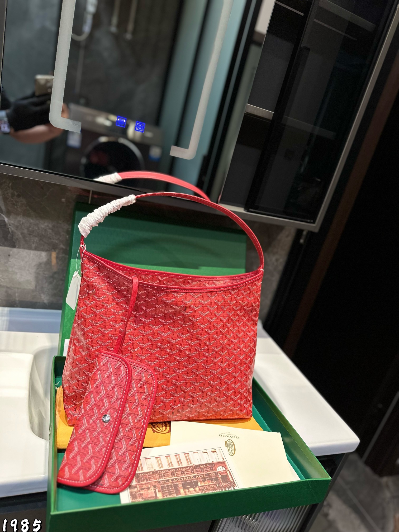 ❤️ 💰345❤️
GOYARD戈雅购物袋🛍️  配小包 
王菲同款 购物袋 
购物袋低调又耐看的大牌
非常玩味好凹造型
时髦人都应该入一个
尺寸：35 28 cm