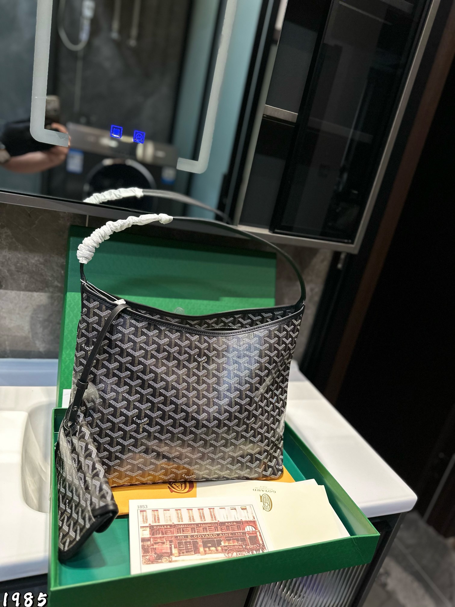 ❤️ 💰345❤️
GOYARD戈雅购物袋🛍️  配小包 
王菲同款 购物袋 
购物袋低调又耐看的大牌
非常玩味好凹造型
时髦人都应该入一个
尺寸：35 28 cm