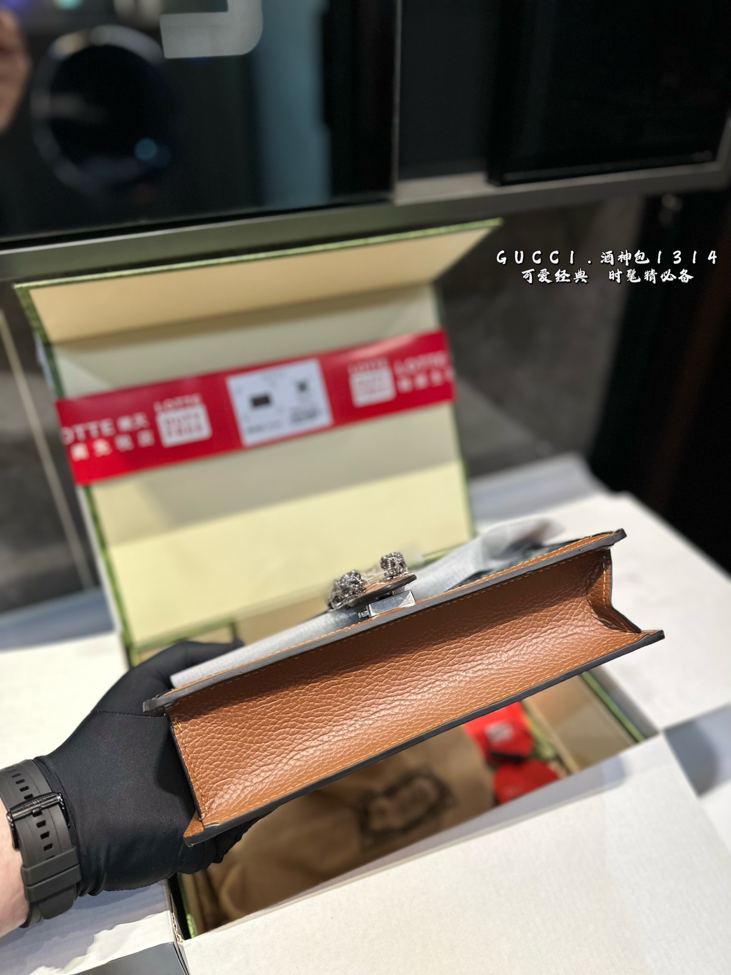 ❤️p200（折叠飞机礼盒）❤️
Gucci 全面升级专柜对版品质 经典Dionysus酒神包 就是Alessandro亲自设计的 名字来源于古希腊罗马神话中的酒神 经典pvc搭配进口真皮翻毛皮打造古奇复古风格 虽为手袋界的新秀 但即使是在It Bag层出不穷的今天 经典包款里也有它一席之地 销量王 今年一样火爆🔥 🎁 25cm
