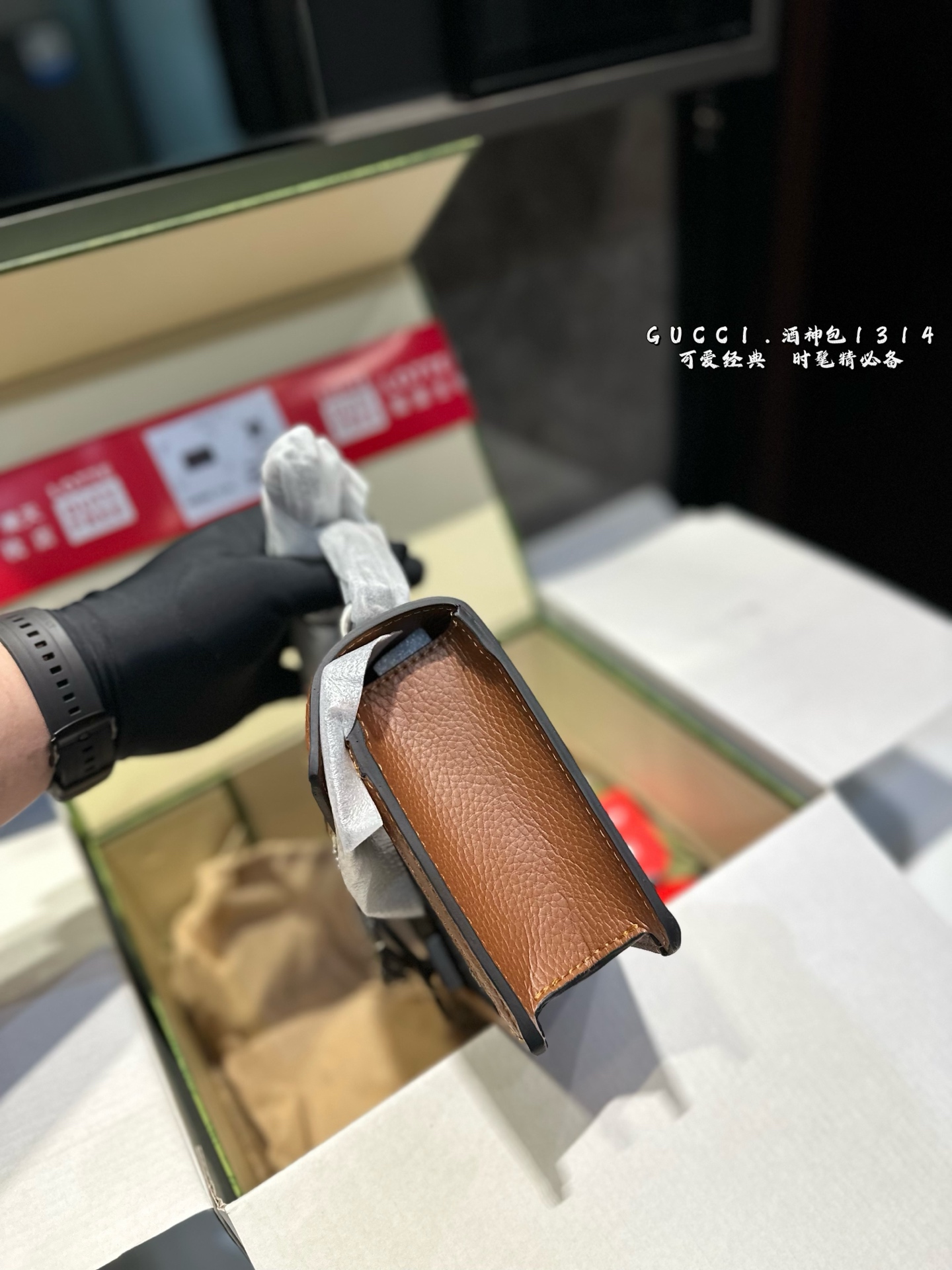 ❤️p200（折叠飞机礼盒）❤️
Gucci 全面升级专柜对版品质 经典Dionysus酒神包 就是Alessandro亲自设计的 名字来源于古希腊罗马神话中的酒神 经典pvc搭配进口真皮翻毛皮打造古奇复古风格 虽为手袋界的新秀 但即使是在It Bag层出不穷的今天 经典包款里也有它一席之地 销量王 今年一样火爆🔥 🎁 25cm