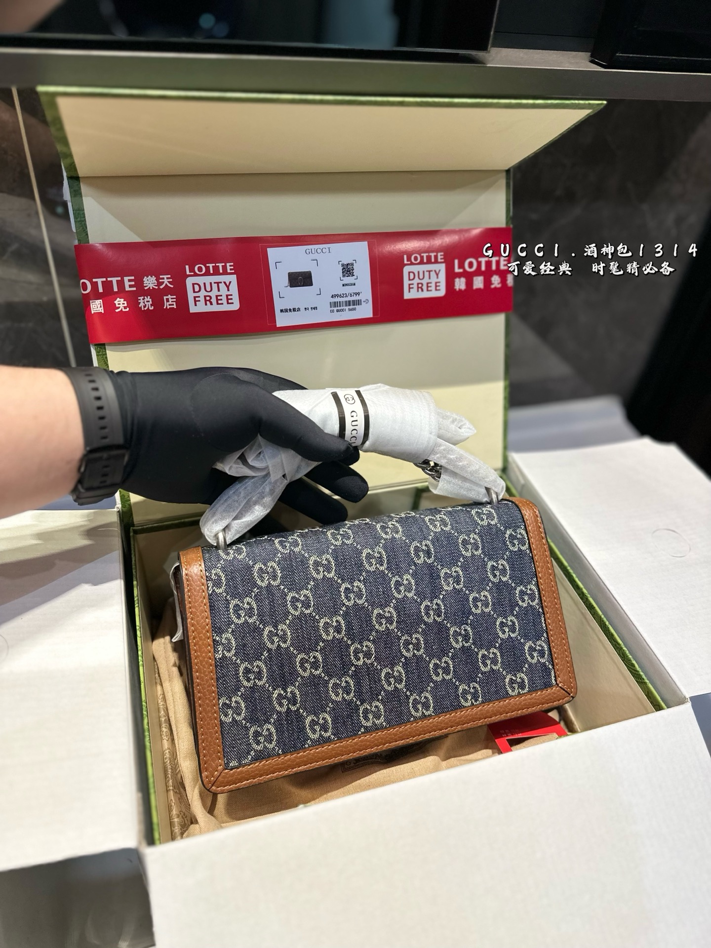 ❤️p200（折叠飞机礼盒）❤️
Gucci 全面升级专柜对版品质 经典Dionysus酒神包 就是Alessandro亲自设计的 名字来源于古希腊罗马神话中的酒神 经典pvc搭配进口真皮翻毛皮打造古奇复古风格 虽为手袋界的新秀 但即使是在It Bag层出不穷的今天 经典包款里也有它一席之地 销量王 今年一样火爆🔥 🎁 25cm