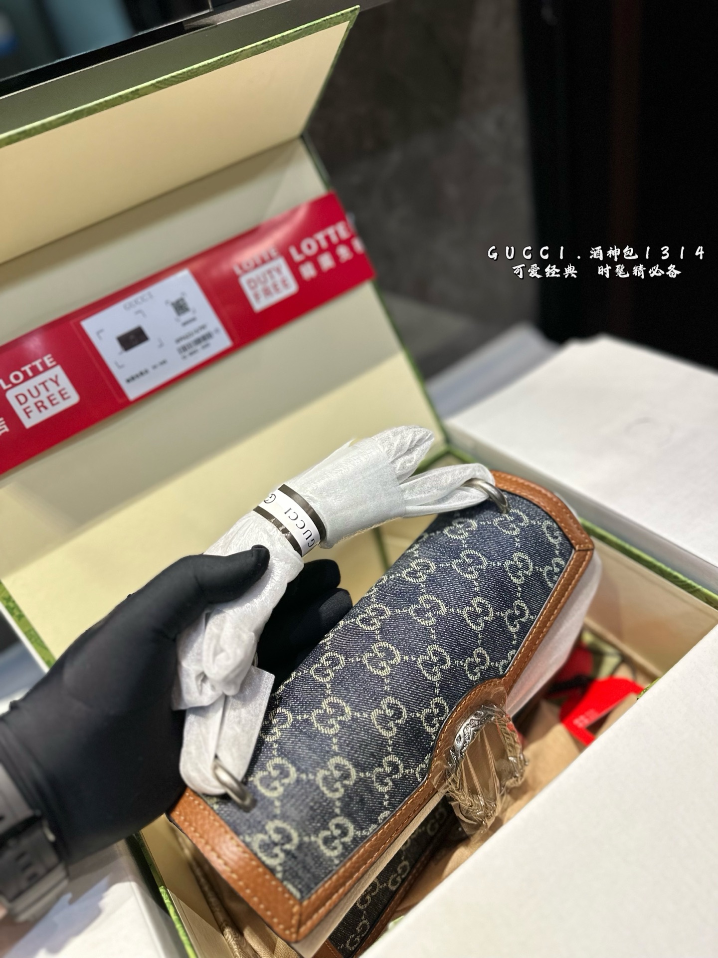 ❤️p200（折叠飞机礼盒）❤️
Gucci 全面升级专柜对版品质 经典Dionysus酒神包 就是Alessandro亲自设计的 名字来源于古希腊罗马神话中的酒神 经典pvc搭配进口真皮翻毛皮打造古奇复古风格 虽为手袋界的新秀 但即使是在It Bag层出不穷的今天 经典包款里也有它一席之地 销量王 今年一样火爆🔥 🎁 25cm