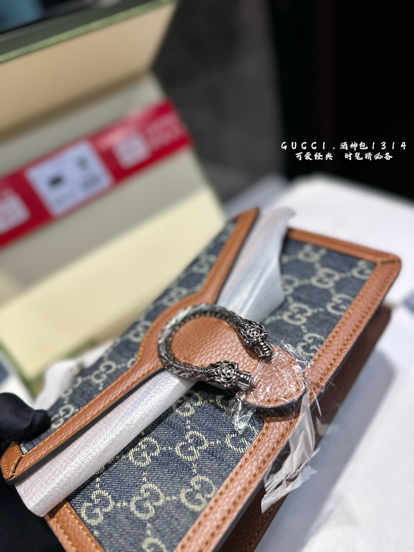❤️p200（折叠飞机礼盒）❤️
Gucci 全面升级专柜对版品质 经典Dionysus酒神包 就是Alessandro亲自设计的 名字来源于古希腊罗马神话中的酒神 经典pvc搭配进口真皮翻毛皮打造古奇复古风格 虽为手袋界的新秀 但即使是在It Bag层出不穷的今天 经典包款里也有它一席之地 销量王 今年一样火爆🔥 🎁 25cm