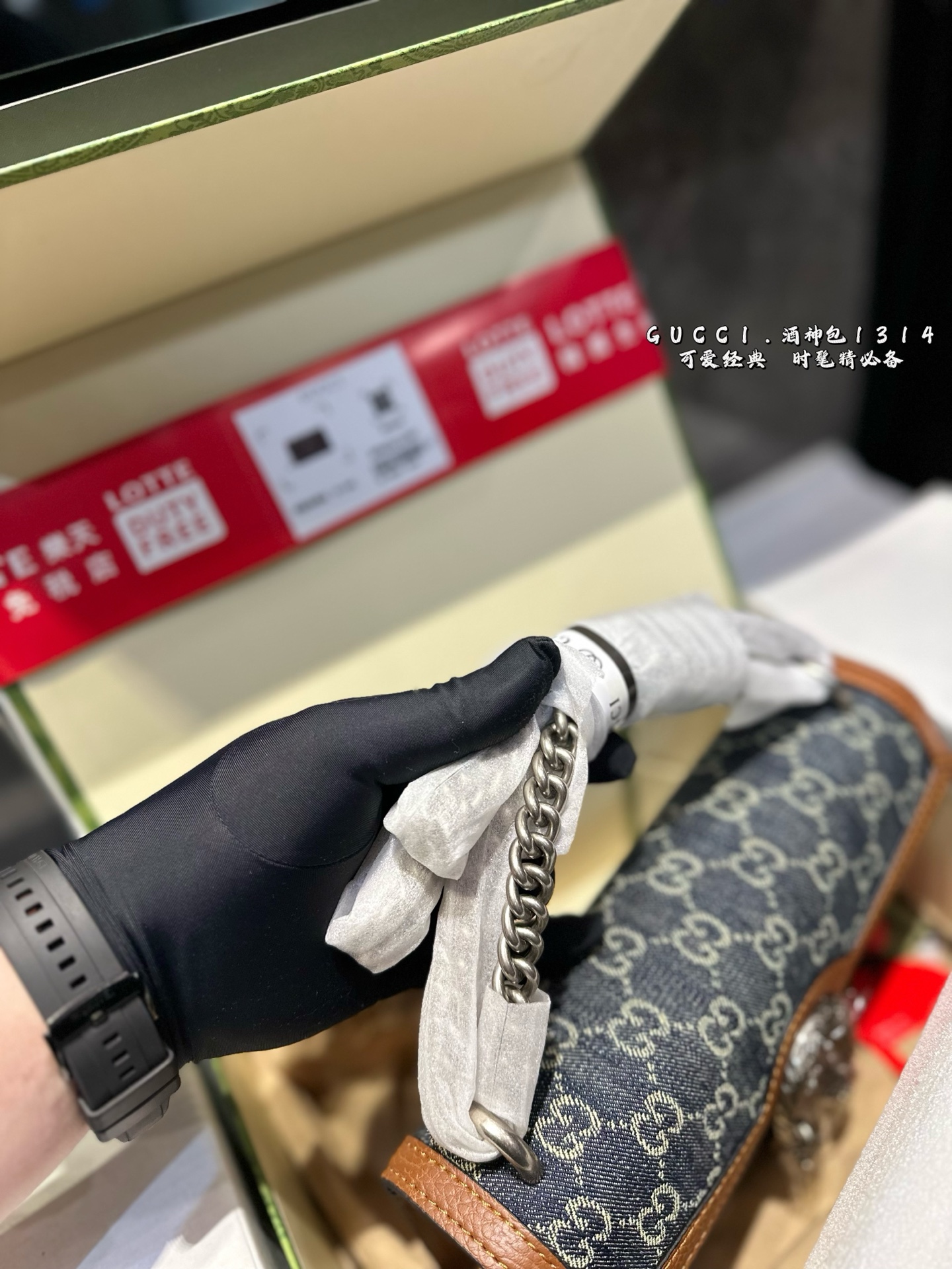 ❤️p200（折叠飞机礼盒）❤️
Gucci 全面升级专柜对版品质 经典Dionysus酒神包 就是Alessandro亲自设计的 名字来源于古希腊罗马神话中的酒神 经典pvc搭配进口真皮翻毛皮打造古奇复古风格 虽为手袋界的新秀 但即使是在It Bag层出不穷的今天 经典包款里也有它一席之地 销量王 今年一样火爆🔥 🎁 25cm
