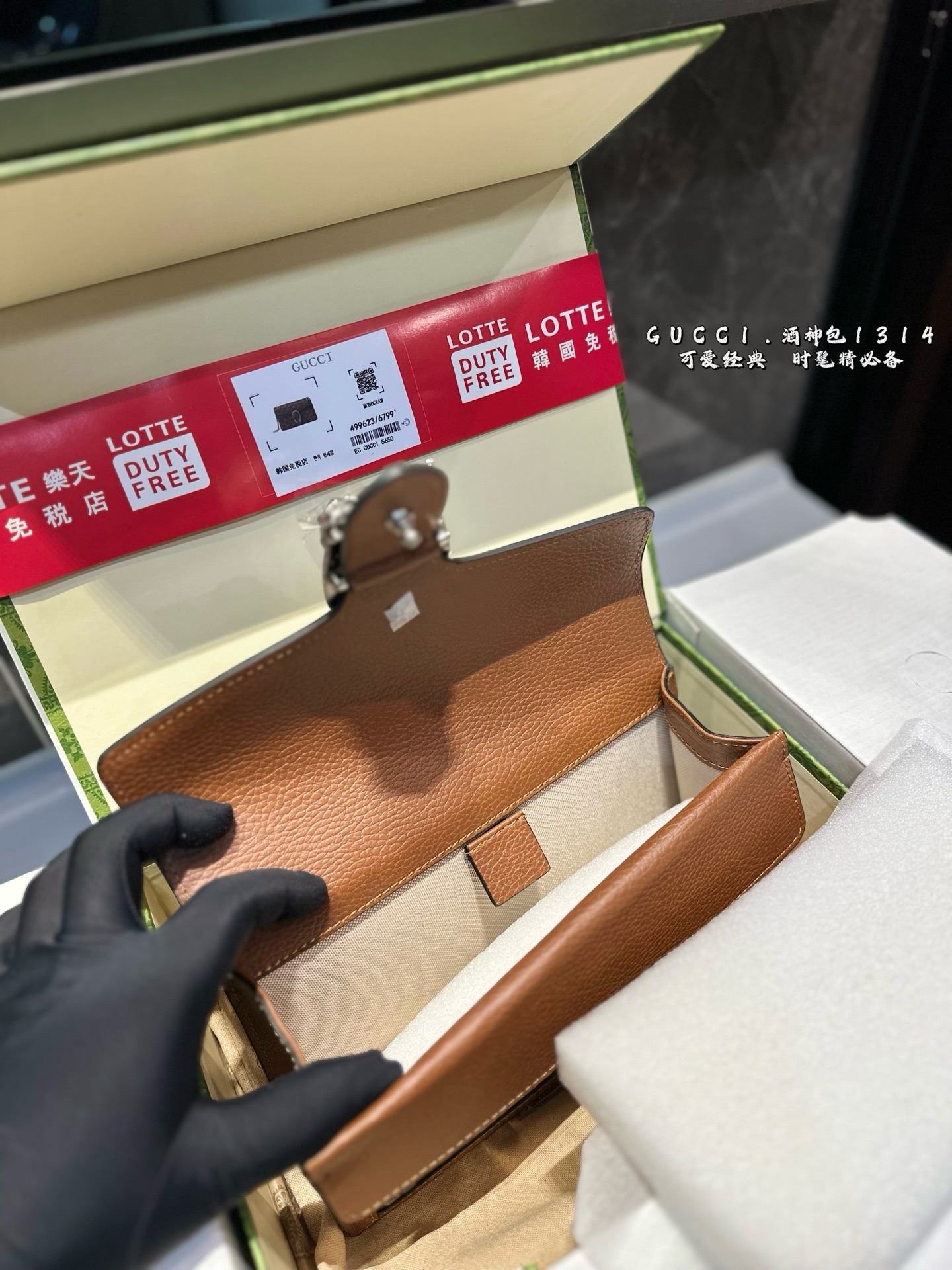 ❤️p200（折叠飞机礼盒）❤️
Gucci 全面升级专柜对版品质 经典Dionysus酒神包 就是Alessandro亲自设计的 名字来源于古希腊罗马神话中的酒神 经典pvc搭配进口真皮翻毛皮打造古奇复古风格 虽为手袋界的新秀 但即使是在It Bag层出不穷的今天 经典包款里也有它一席之地 销量王 今年一样火爆🔥 🎁 25cm