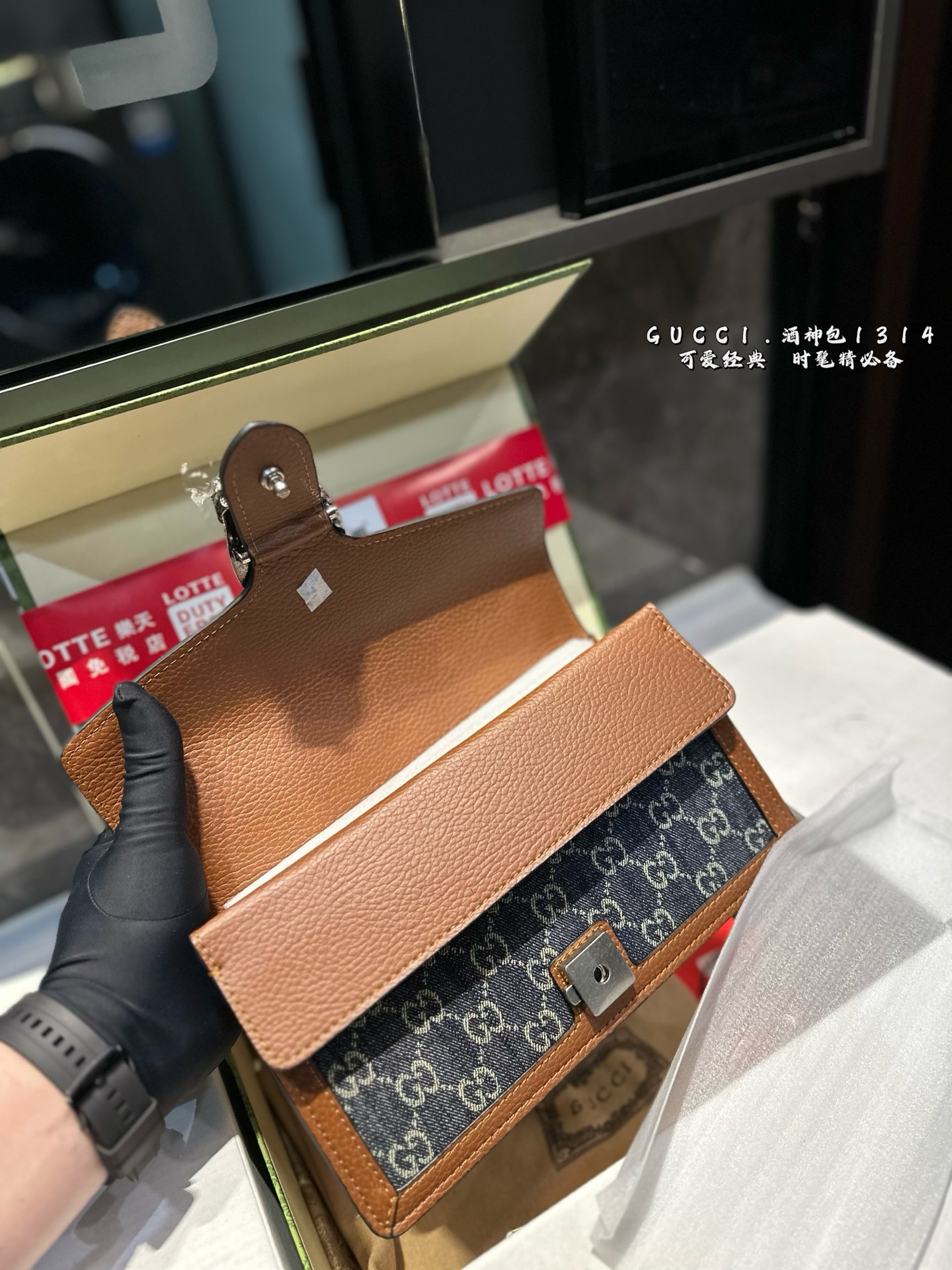 ❤️p200（折叠飞机礼盒）❤️
Gucci 全面升级专柜对版品质 经典Dionysus酒神包 就是Alessandro亲自设计的 名字来源于古希腊罗马神话中的酒神 经典pvc搭配进口真皮翻毛皮打造古奇复古风格 虽为手袋界的新秀 但即使是在It Bag层出不穷的今天 经典包款里也有它一席之地 销量王 今年一样火爆🔥 🎁 25cm