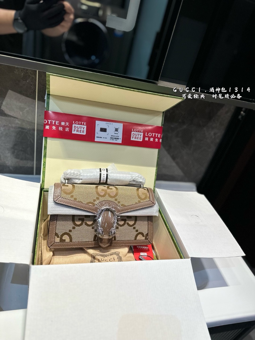 ❤️p200（折叠飞机礼盒）❤️
Gucci 全面升级专柜对版品质 经典Dionysus酒神包 就是Alessandro亲自设计的 名字来源于古希腊罗马神话中的酒神 经典pvc搭配进口真皮翻毛皮打造古奇复古风格 虽为手袋界的新秀 但即使是在It Bag层出不穷的今天 经典包款里也有它一席之地 销量王 今年一样火爆🔥 🎁 25cm
