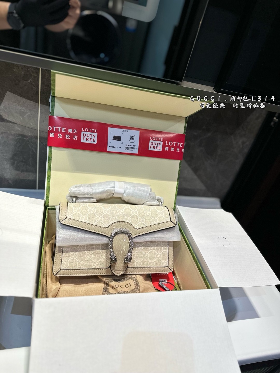 ❤️p200（折叠飞机礼盒）❤️
Gucci 全面升级专柜对版品质 经典Dionysus酒神包 就是Alessandro亲自设计的 名字来源于古希腊罗马神话中的酒神 经典pvc搭配进口真皮翻毛皮打造古奇复古风格 虽为手袋界的新秀 但即使是在It Bag层出不穷的今天 经典包款里也有它一席之地 销量王 今年一样火爆🔥 🎁 25cm