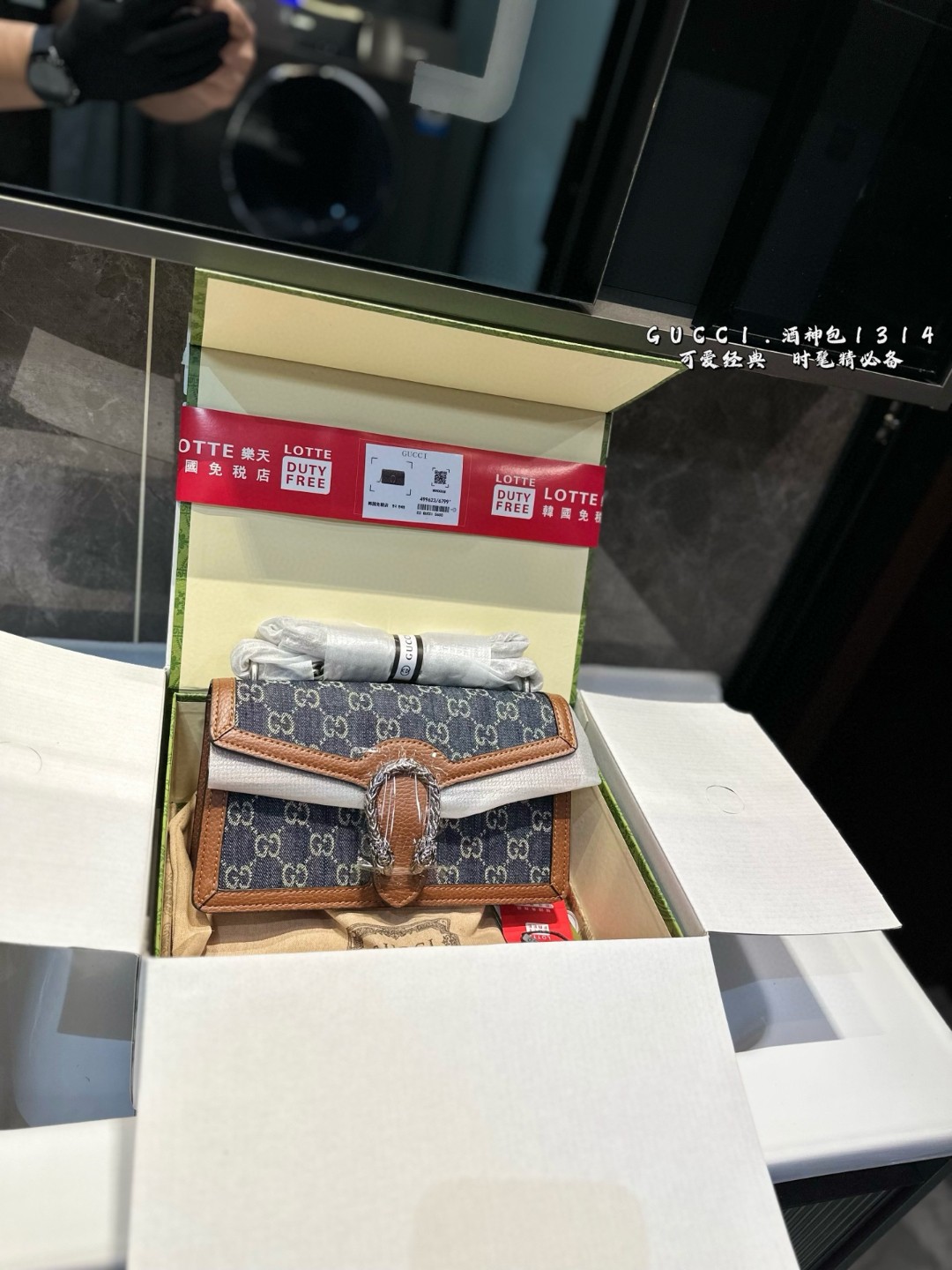 ❤️p200（折叠飞机礼盒）❤️
Gucci 全面升级专柜对版品质 经典Dionysus酒神包 就是Alessandro亲自设计的 名字来源于古希腊罗马神话中的酒神 经典pvc搭配进口真皮翻毛皮打造古奇复古风格 虽为手袋界的新秀 但即使是在It Bag层出不穷的今天 经典包款里也有它一席之地 销量王 今年一样火爆🔥 🎁 25cm