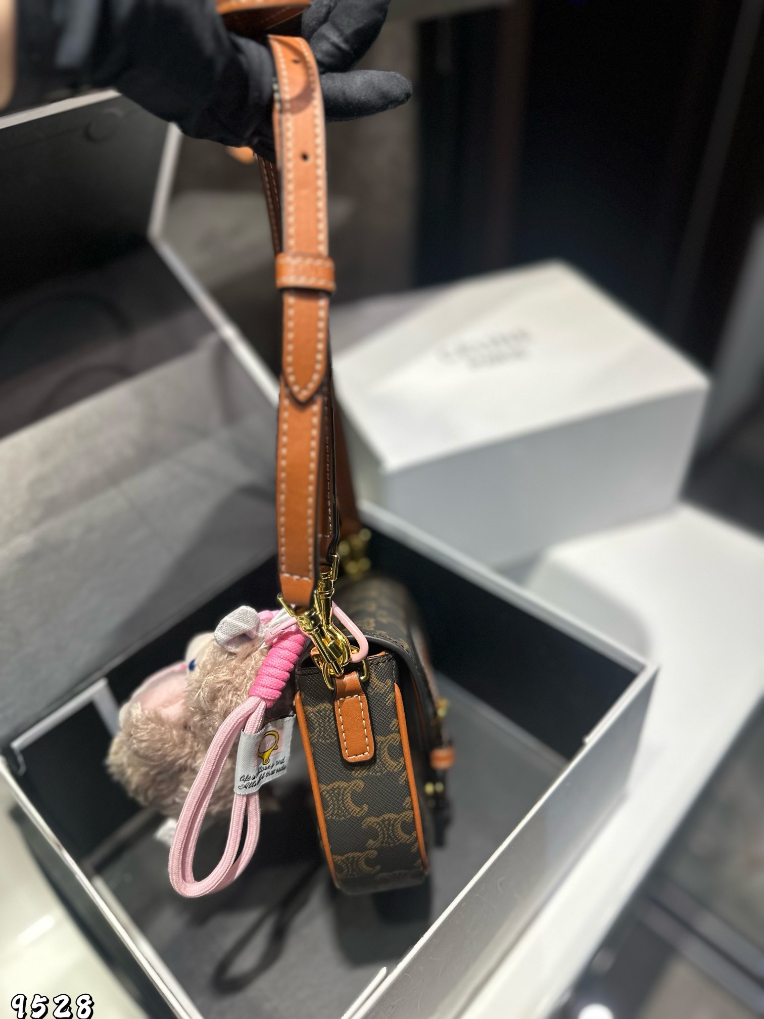 ❤️p160（礼盒包装）❤️
Celine 赛琳马鞍包
太讨喜了吧 小小身材大大容量
圆乎乎的造型 更显俏皮可爱
尺寸20×13