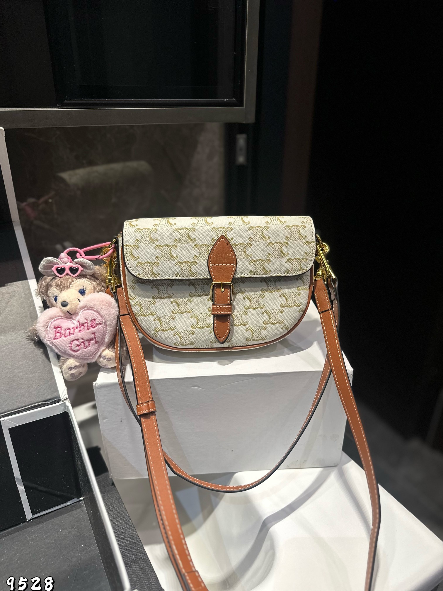 ❤️p160（礼盒包装）❤️
Celine 赛琳马鞍包
太讨喜了吧 小小身材大大容量
圆乎乎的造型 更显俏皮可爱
尺寸20×13