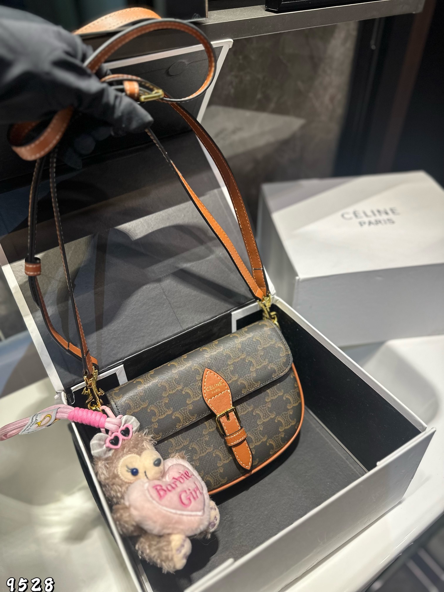 ❤️p160（礼盒包装）❤️
Celine 赛琳马鞍包
太讨喜了吧 小小身材大大容量
圆乎乎的造型 更显俏皮可爱
尺寸20×13