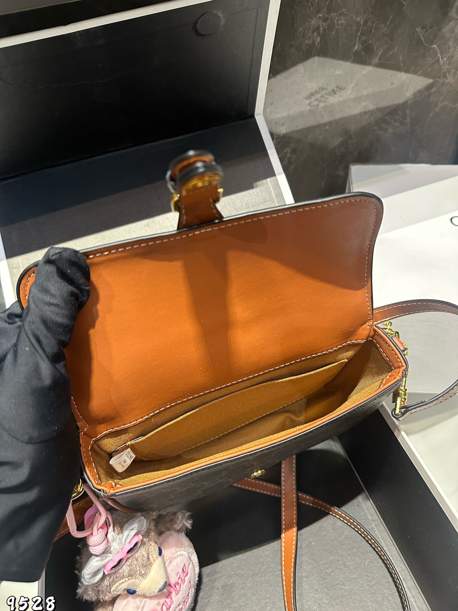 ❤️p160（礼盒包装）❤️
Celine 赛琳马鞍包
太讨喜了吧 小小身材大大容量
圆乎乎的造型 更显俏皮可爱
尺寸20×13