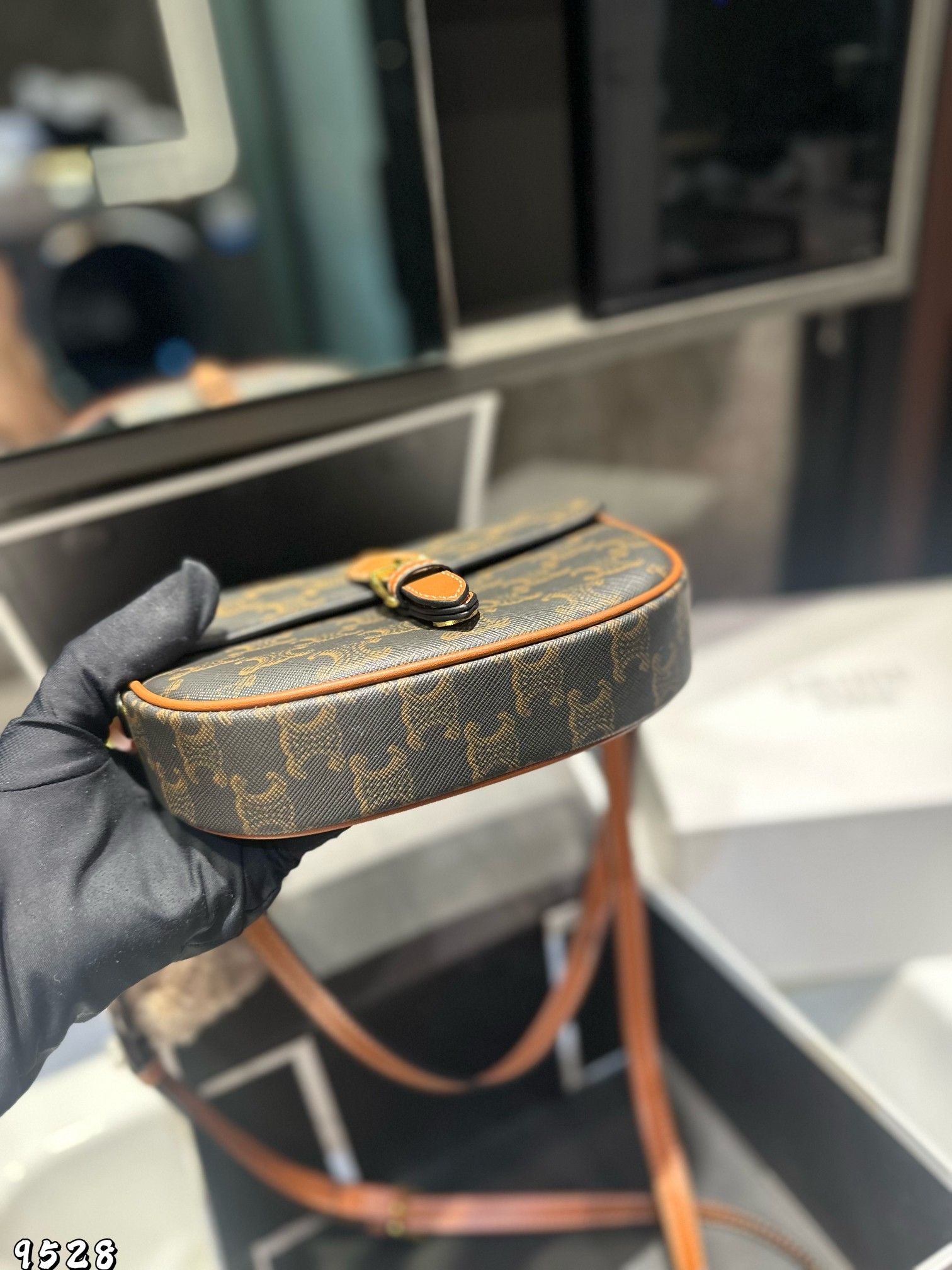 ❤️p160（礼盒包装）❤️
Celine 赛琳马鞍包
太讨喜了吧 小小身材大大容量
圆乎乎的造型 更显俏皮可爱
尺寸20×13