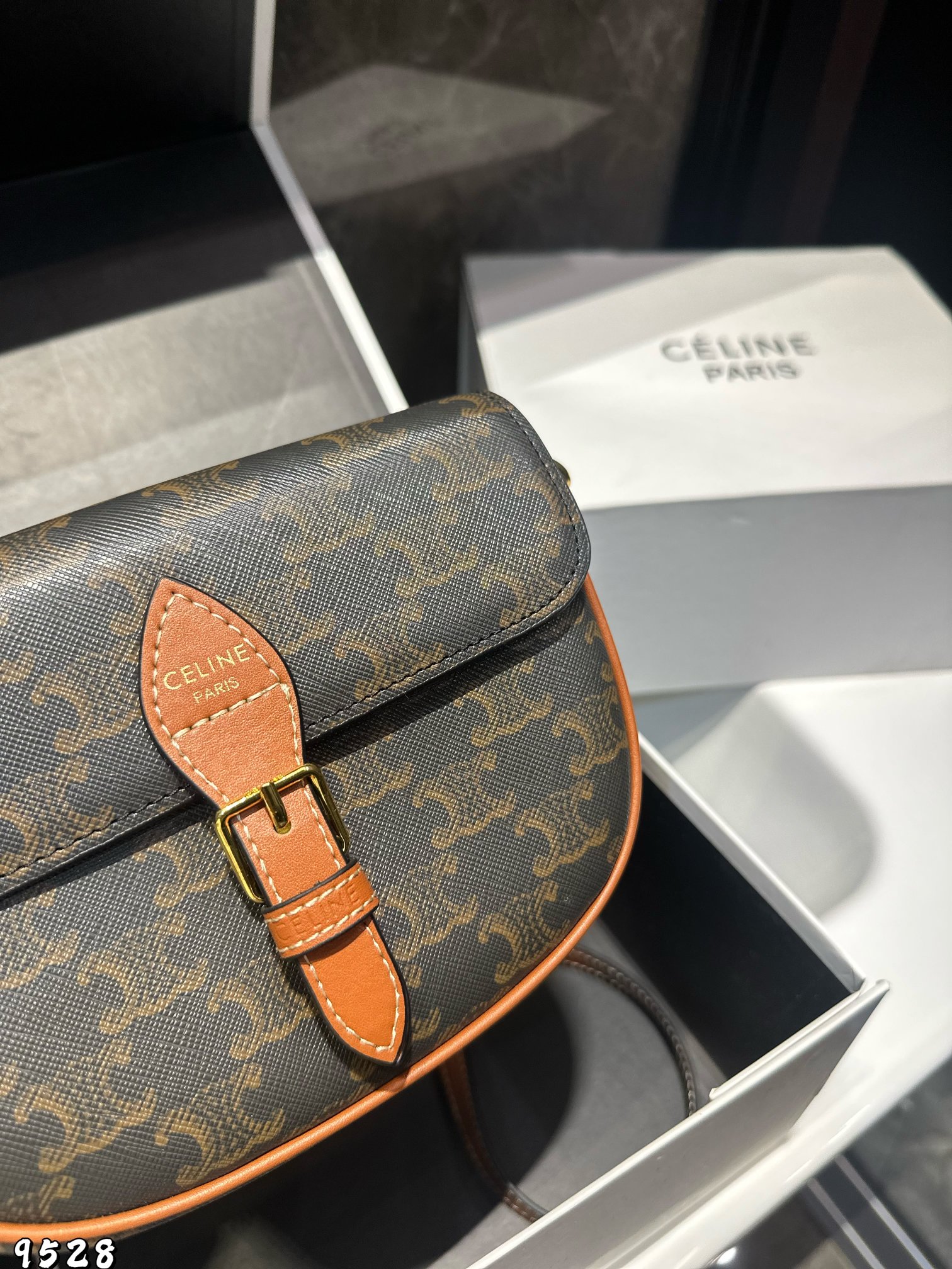 ❤️p160（礼盒包装）❤️
Celine 赛琳马鞍包
太讨喜了吧 小小身材大大容量
圆乎乎的造型 更显俏皮可爱
尺寸20×13