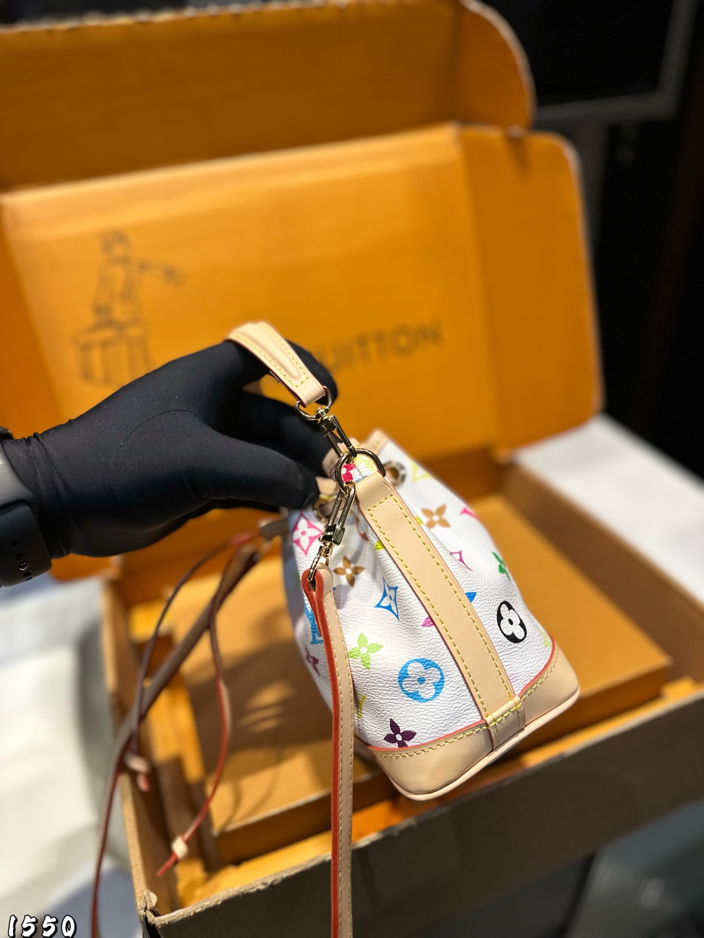 ❤️p135（礼盒包装）❤️
   LV 2025新款 抽绳小水桶
今天和大家分享全网抢先看L家 2024新款，最新Trio Mini icones實物图和性价比分析来啦。分别采用小水桶NOÉ尺寸水桶尺寸 ：13*10*16cm