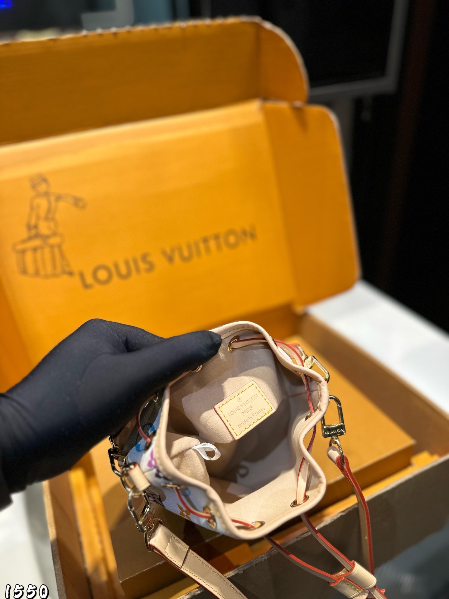 ❤️p135（礼盒包装）❤️
   LV 2025新款 抽绳小水桶
今天和大家分享全网抢先看L家 2024新款，最新Trio Mini icones實物图和性价比分析来啦。分别采用小水桶NOÉ尺寸水桶尺寸 ：13*10*16cm