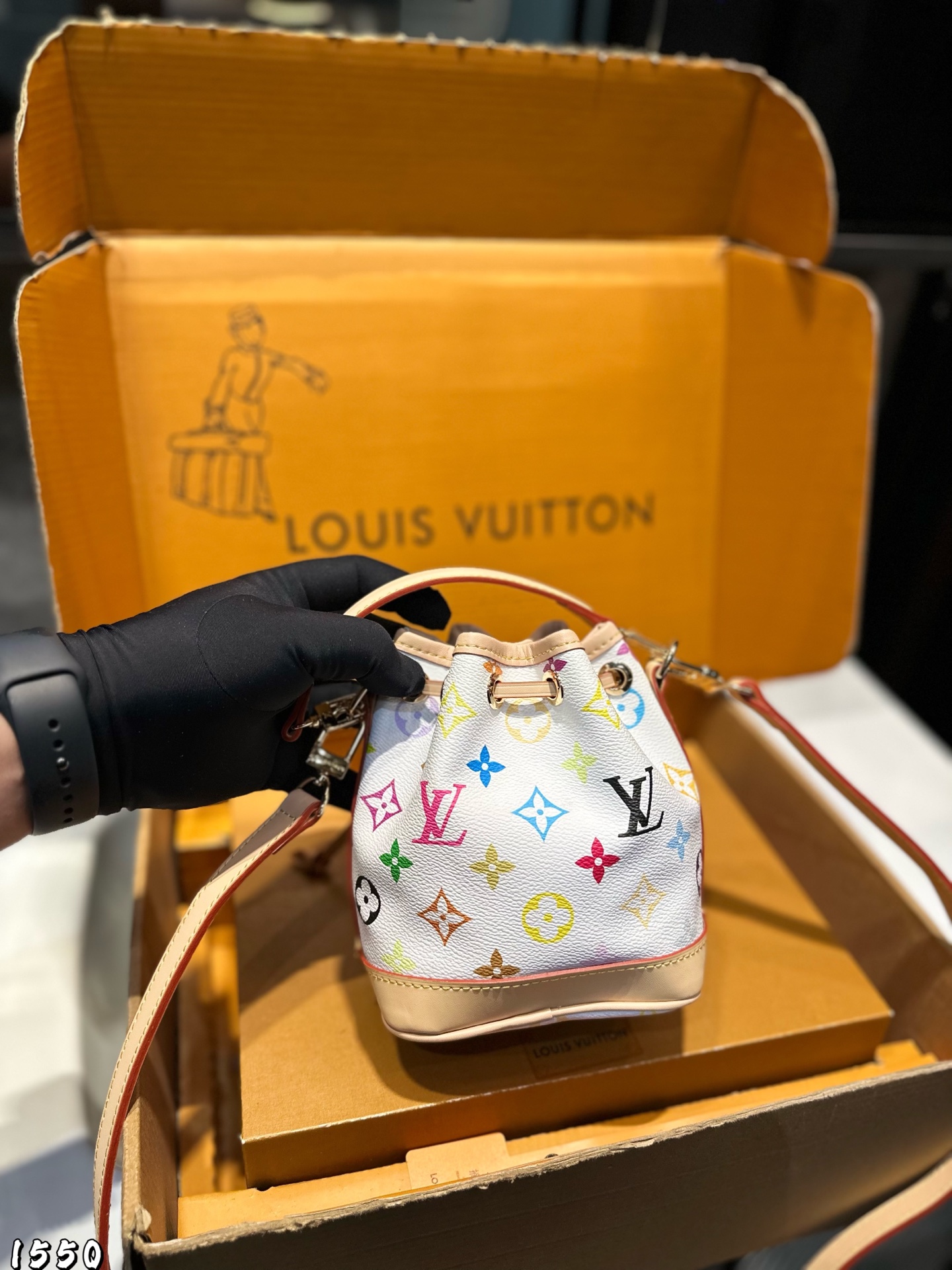 ❤️p135（礼盒包装）❤️
   LV 2025新款 抽绳小水桶
今天和大家分享全网抢先看L家 2024新款，最新Trio Mini icones實物图和性价比分析来啦。分别采用小水桶NOÉ尺寸水桶尺寸 ：13*10*16cm