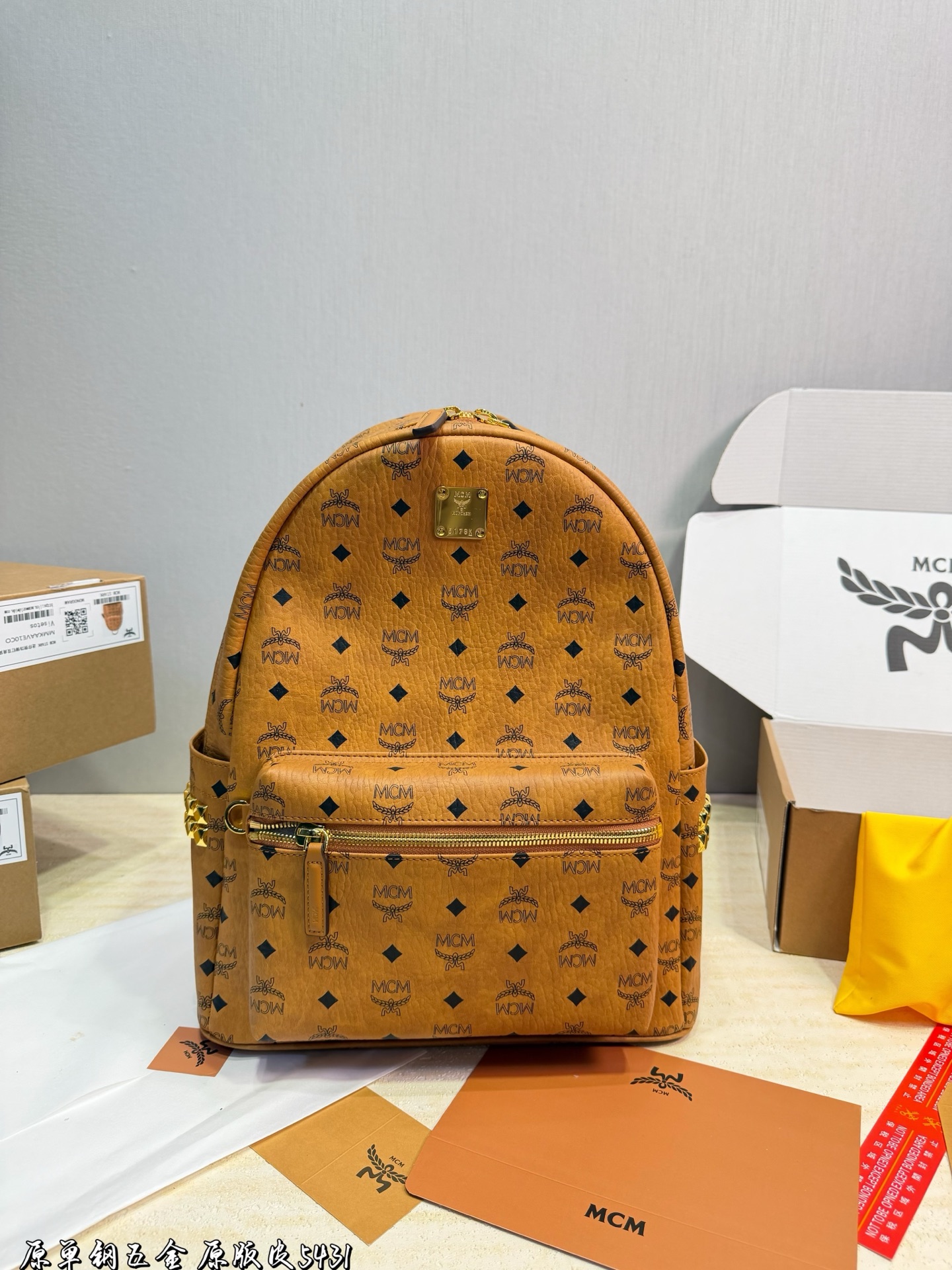 ❤️p230 (caja de regalo de avión)❤️ MCM mochila clásica 🎒 Tridimensional y natural, con simetría vertical a l…
