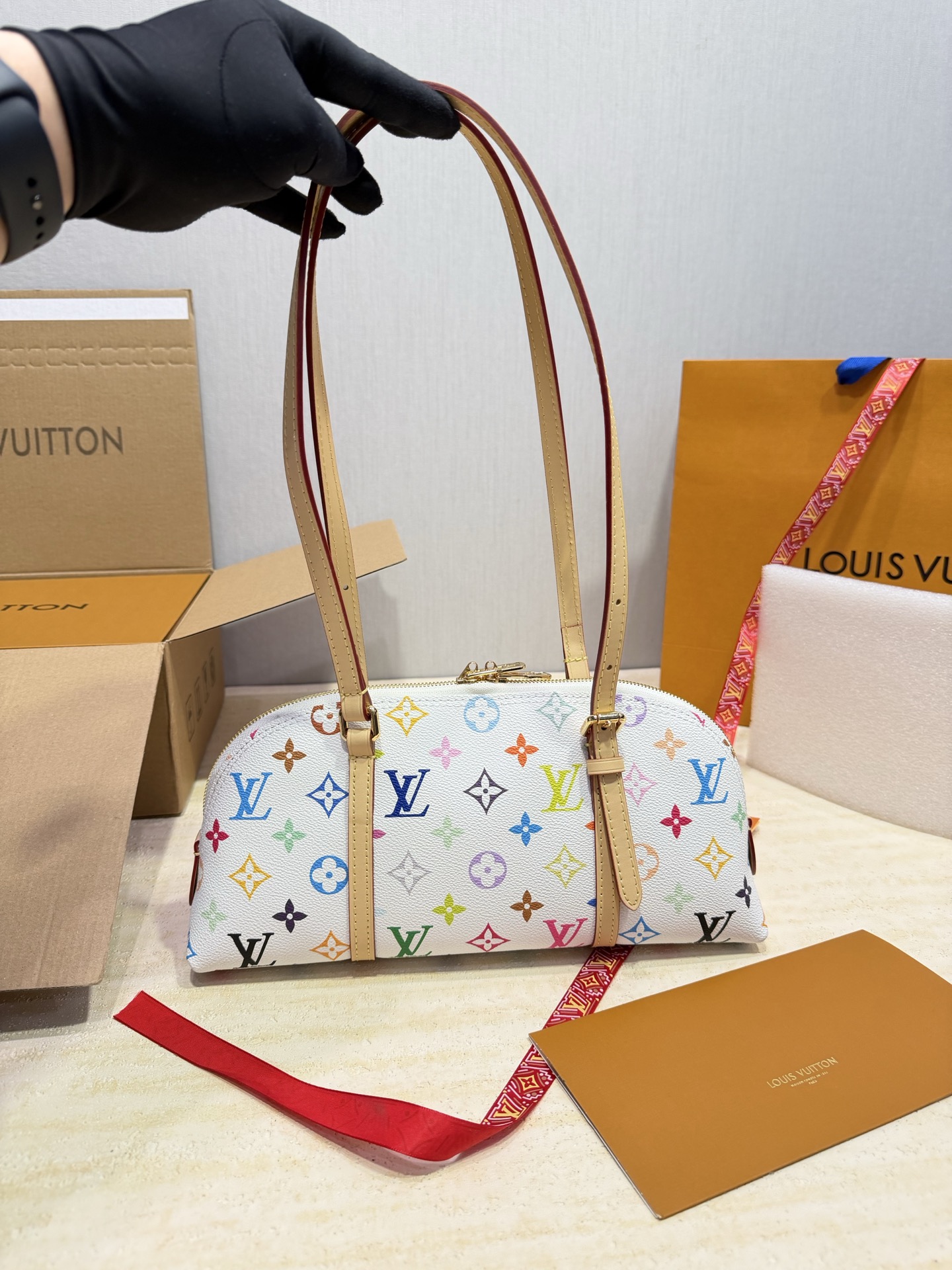 ️P240 Gift Box Packaging ️ | Lv Squire East West Armpit Bag Lv 2026 Spring And Summer Squire East West Armpit Bag, Classic Monogram Presbyopic Canvas + Cowhide Trim, Retro And Fashionable. Horizontal Bowling Ball Shape, Size Is About 26×11×16cm, The Shoulder Straps Are Adjustable, The Armpit Back Is Super Comfortable, And The Shoulder Rest Design Reduces Pressure. The Capacity Is Moderate, And It Can Easily Hold Daily Small Items For Commuting, Shopping, And Afternoon Tea. It Is Practical And Versatile Inspired By The Classics Of The 1930s, French Lazy Style, A Must-have For Fashion Lovers. Size 30 15cm