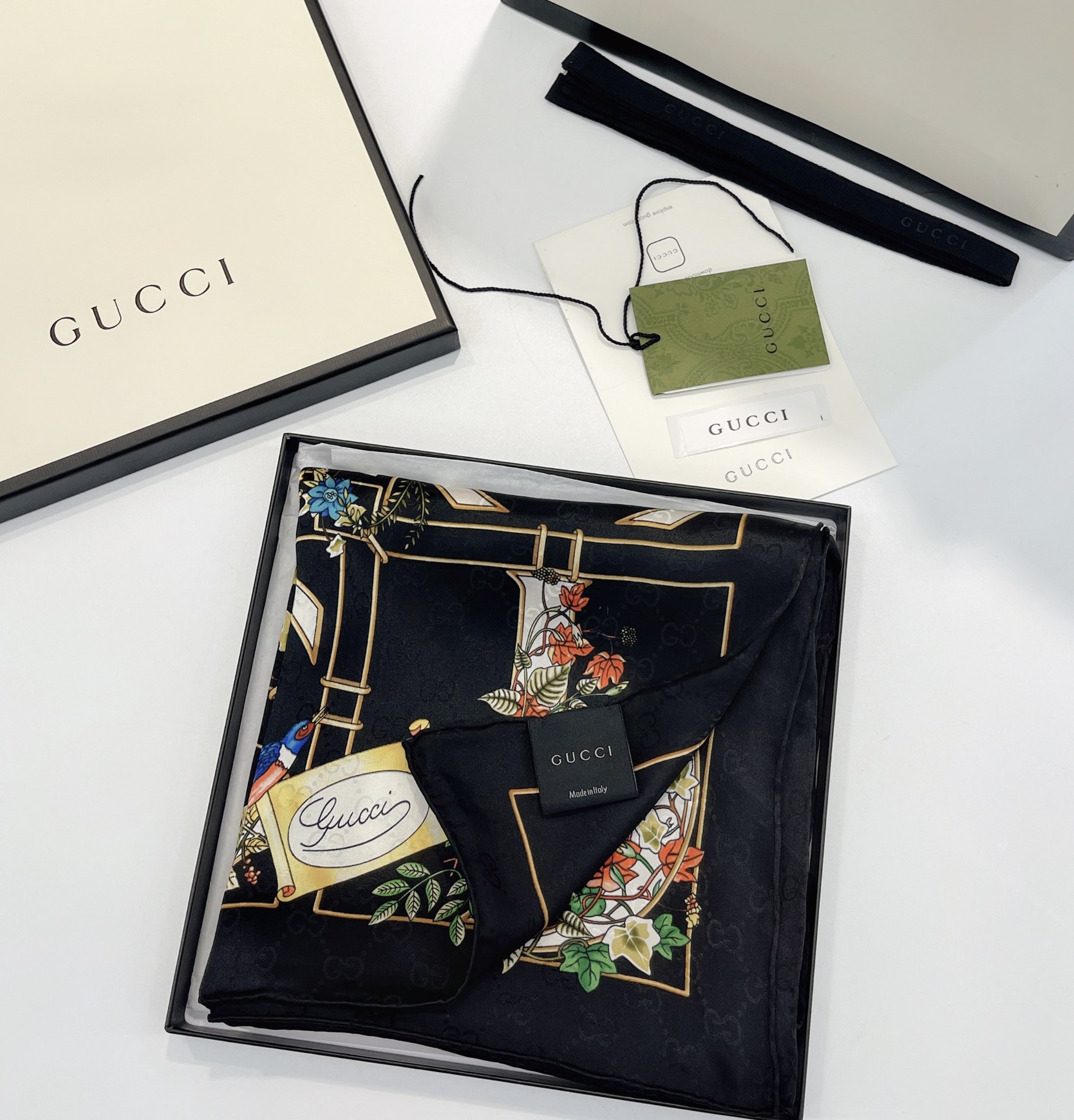 Gucci Arriba
 Pañuelos Impresión Seda