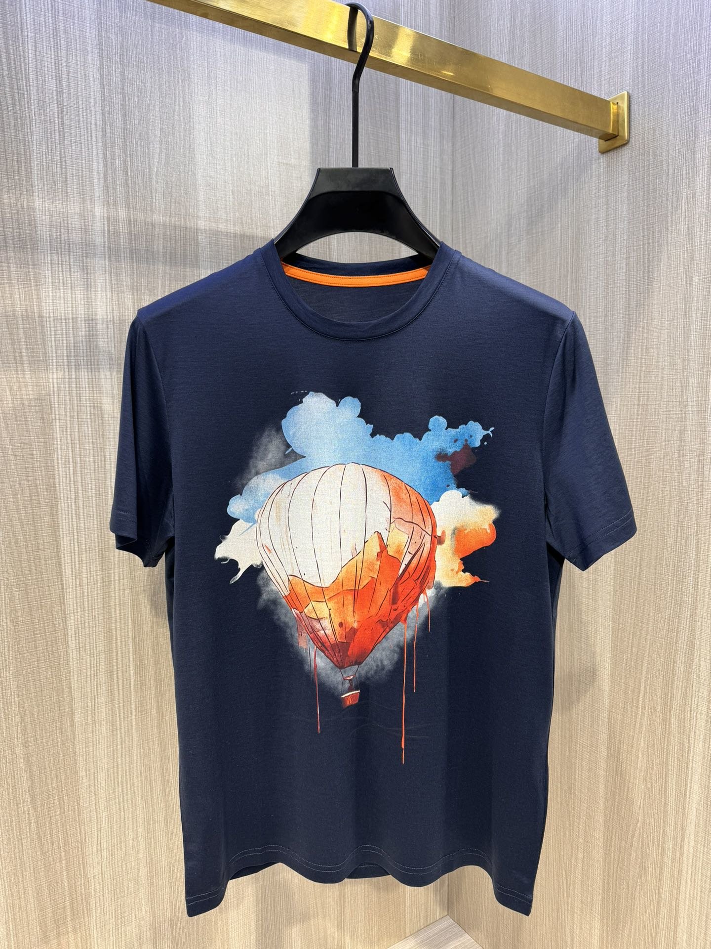 型号H2403#爱*仕2024春夏最新马车轮印花男士圆领T恤衫胸前独具创意的热气球图案采用进口机数码印花