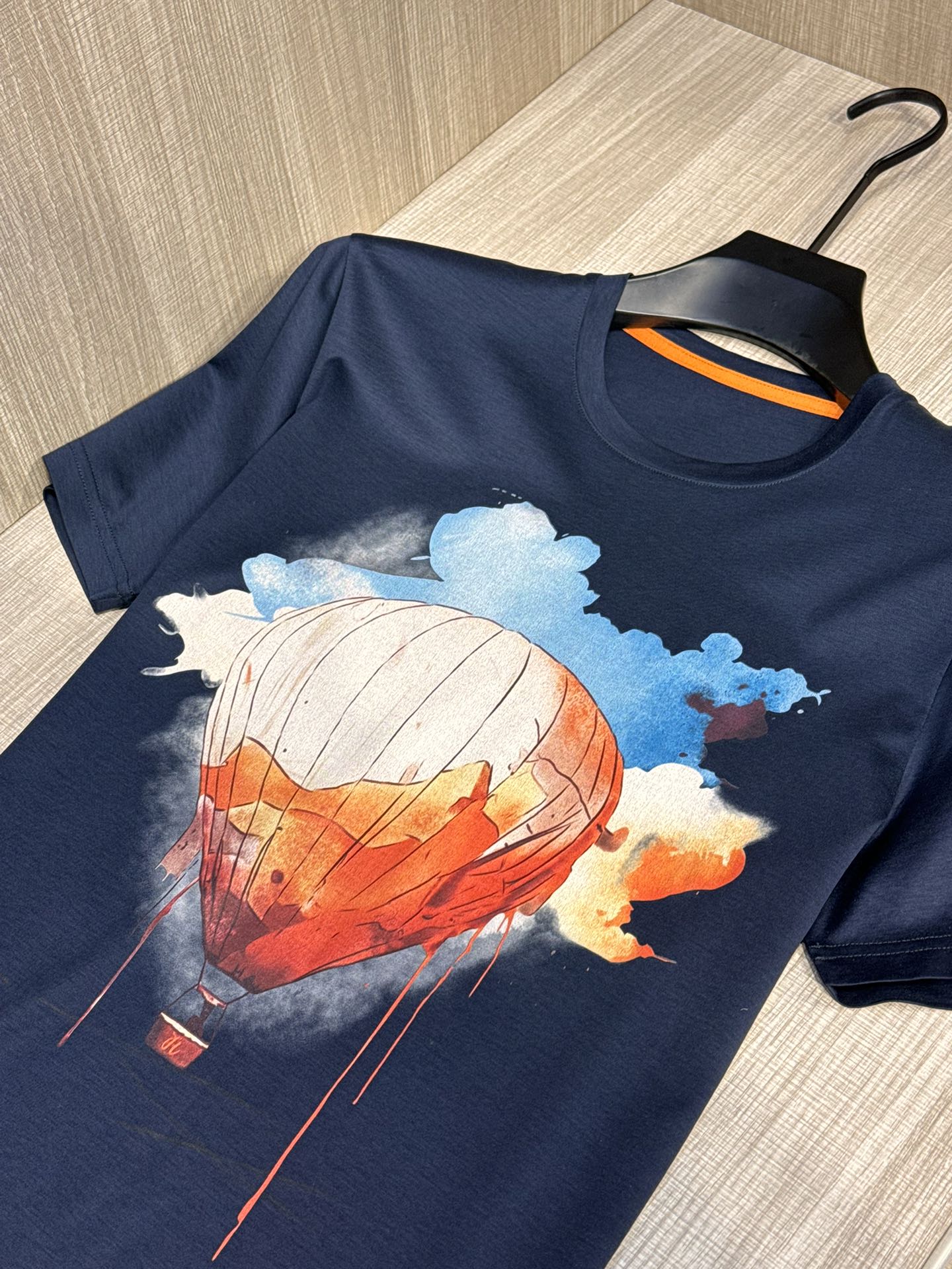 型号H2403#爱*仕2024春夏最新马车轮印花男士圆领T恤衫胸前独具创意的热气球图案采用进口机数码印花