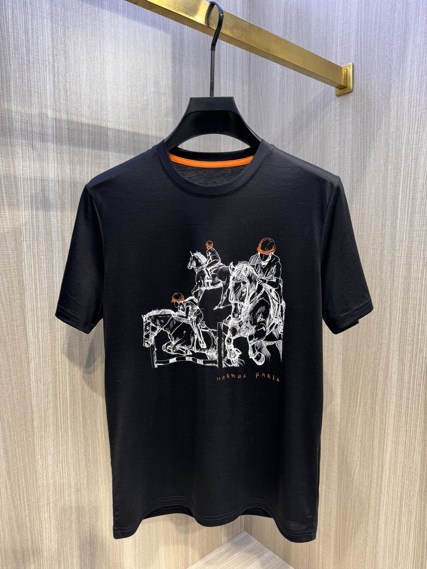 型号H2431#爱*仕2024春夏最新骑士赛马印花男士圆领T恤衫前身极具代表性的骑士赛马图案采用高端高难