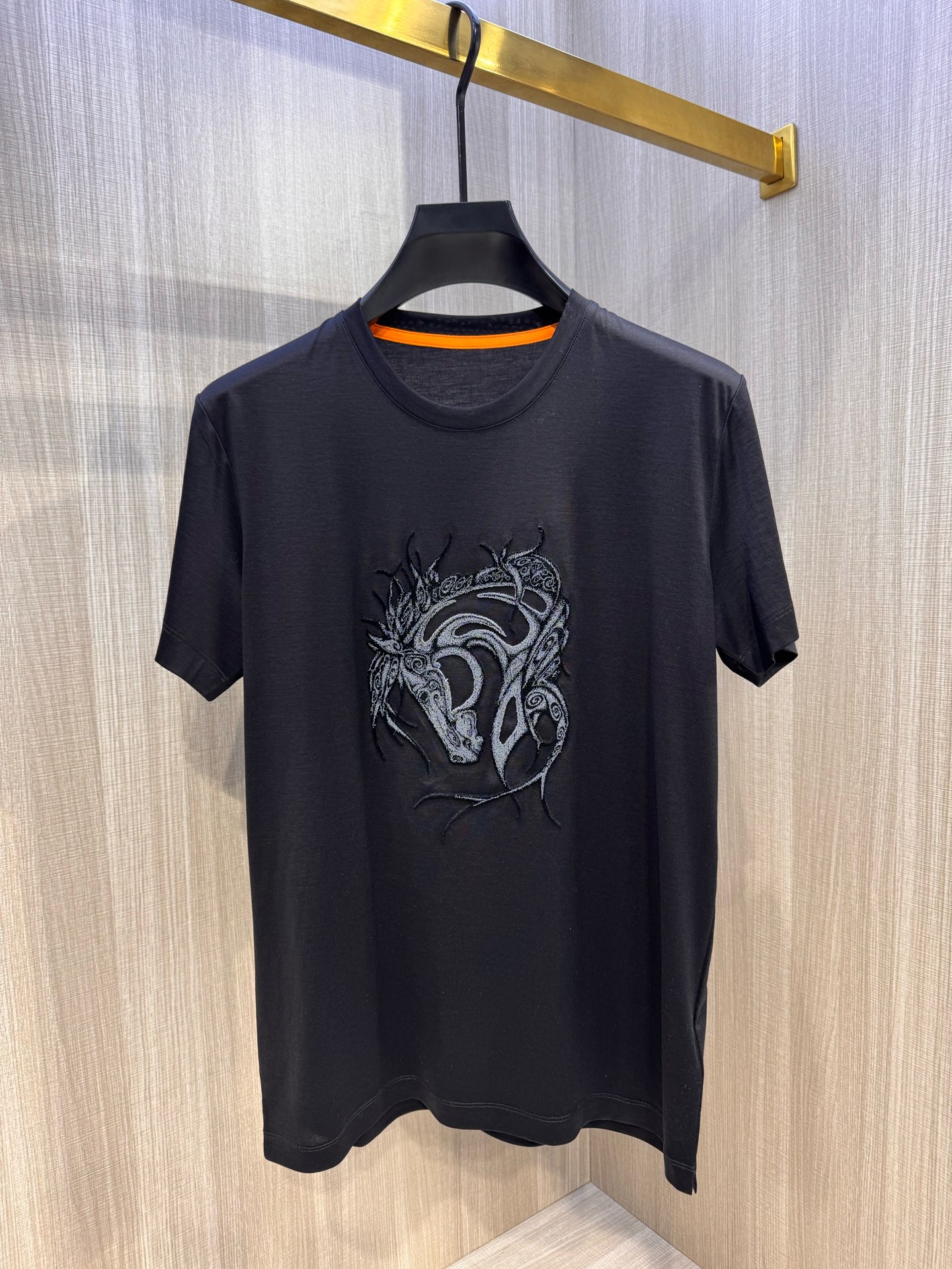 Luxurious Pony-Head Pattern T-Shirt: High-Quality, Stylish, and Comfortable in Radon Silk. - 图片 4