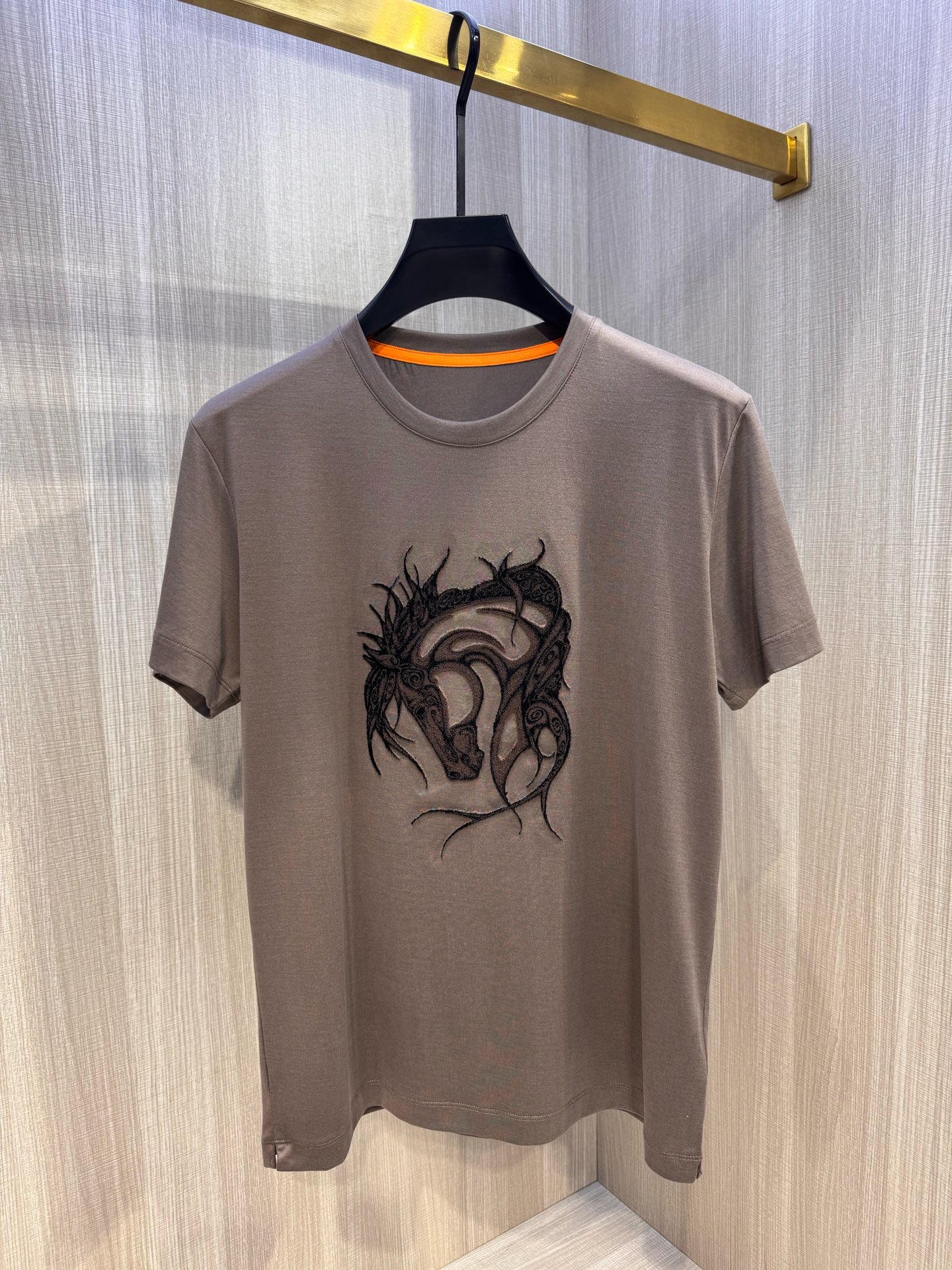 Luxurious Pony-Head Pattern T-Shirt: High-Quality, Stylish, and Comfortable in Radon Silk. - 图片 3