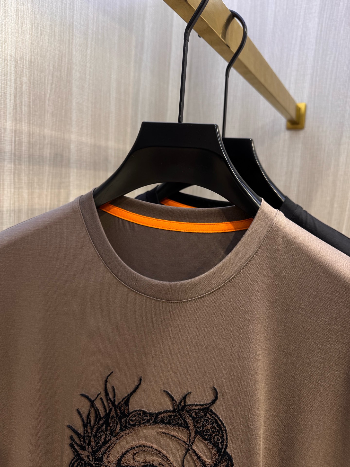 Luxurious Pony-Head Pattern T-Shirt: High-Quality, Stylish, and Comfortable in Radon Silk. - 图片 6