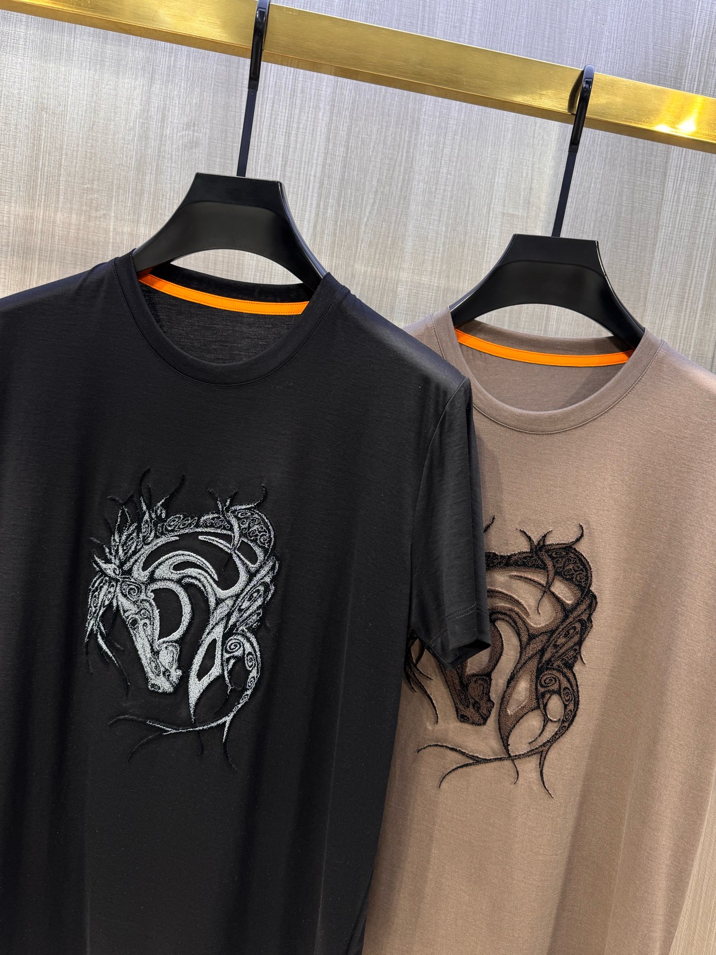 Luxurious Pony-Head Pattern T-Shirt: High-Quality, Stylish, and Comfortable in Radon Silk. - 图片 2
