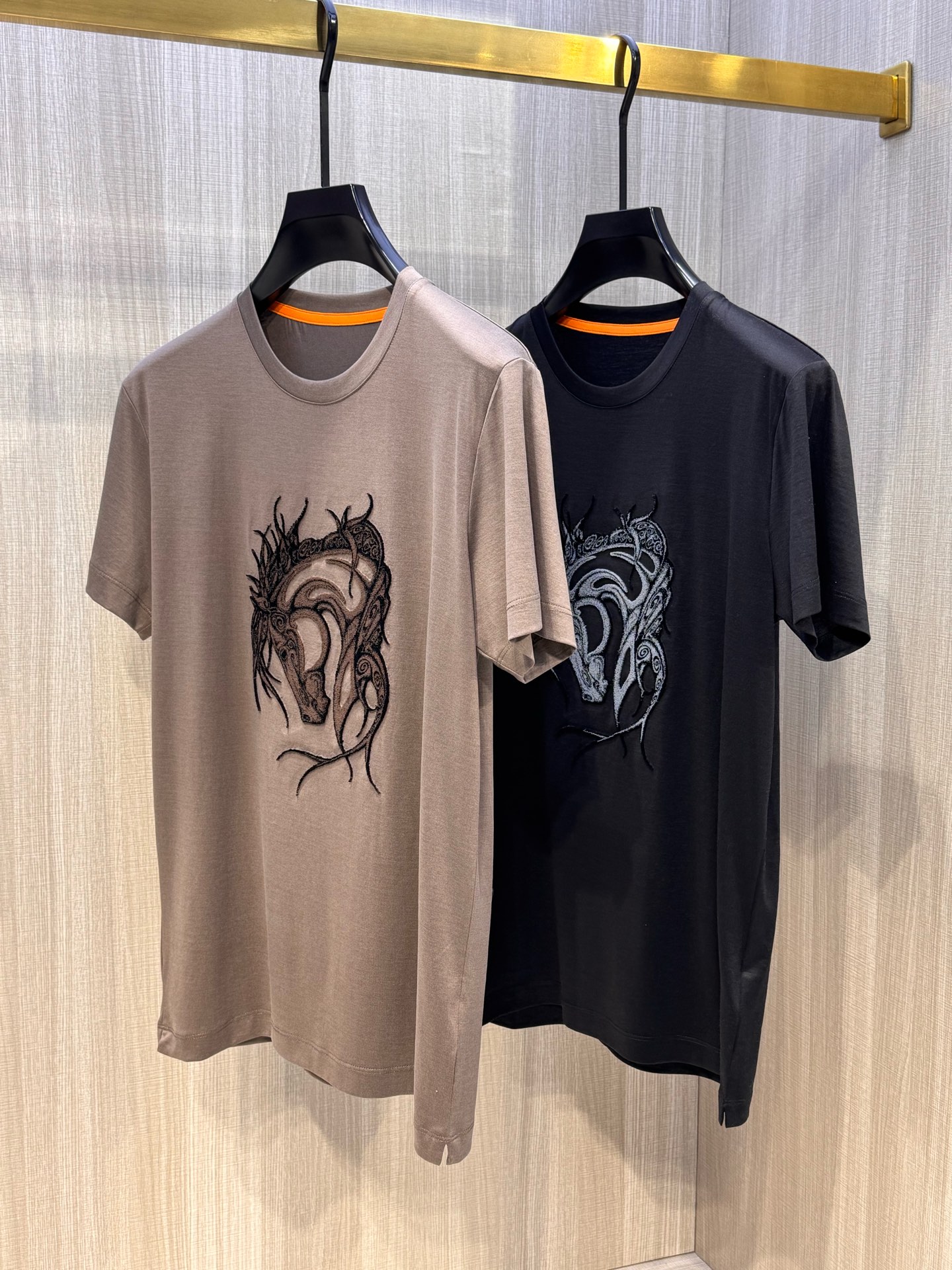 Luxurious Pony-Head Pattern T-Shirt: High-Quality, Stylish, and Comfortable in Radon Silk.