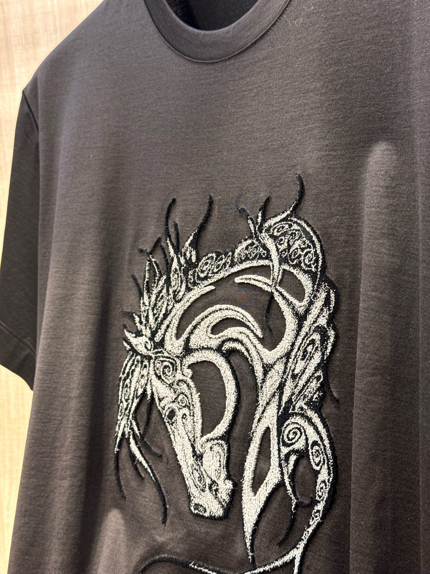 Luxurious Pony-Head Pattern T-Shirt: High-Quality, Stylish, and Comfortable in Radon Silk. - 图片 7