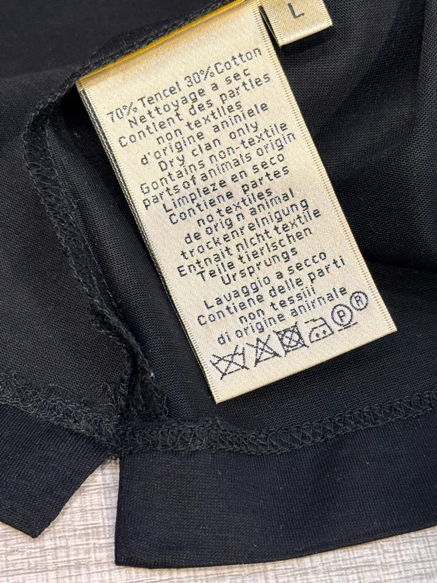 Luxurious Pony-Head Pattern T-Shirt: High-Quality, Stylish, and Comfortable in Radon Silk. - 图片 9