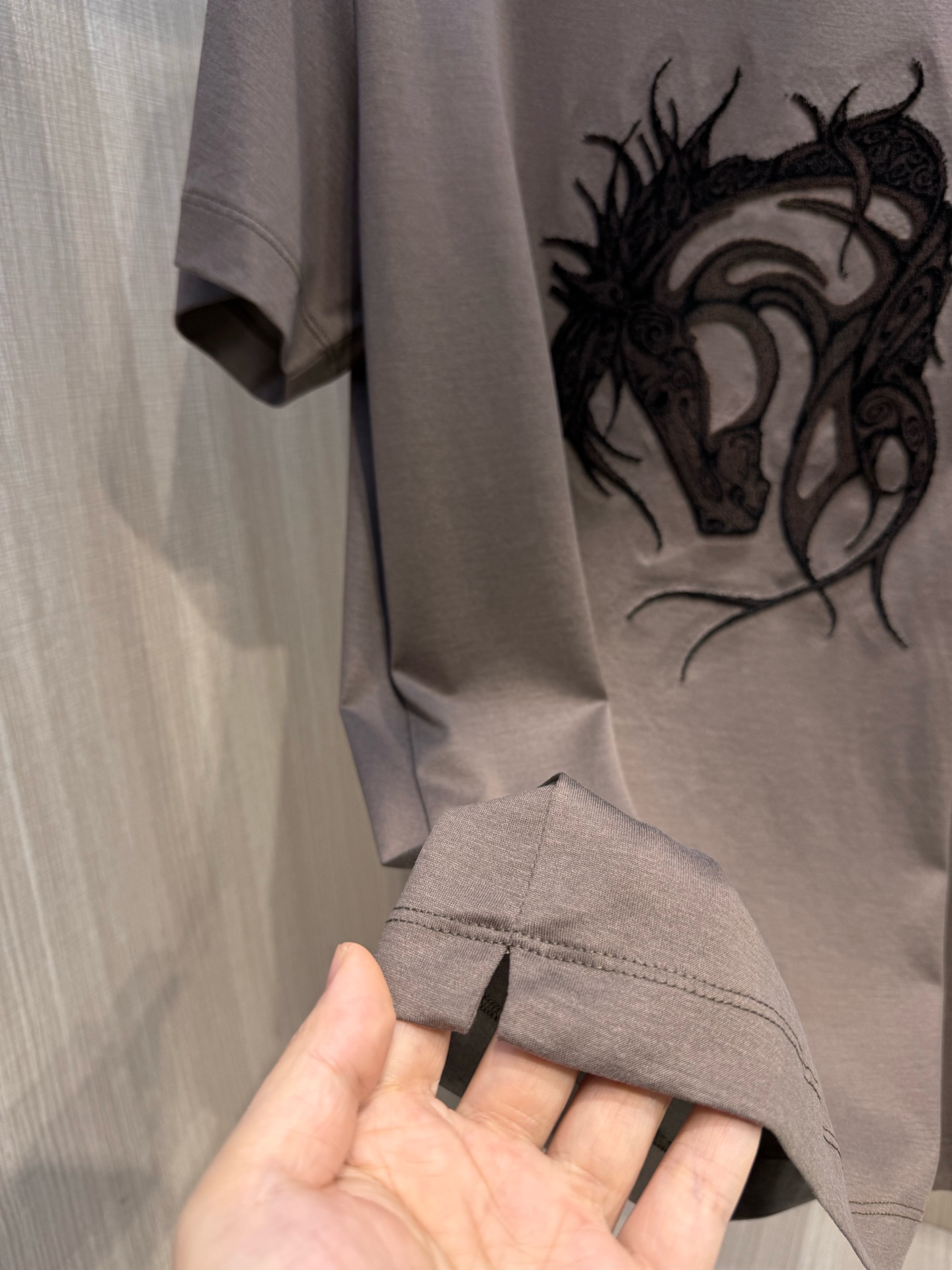 Luxurious Pony-Head Pattern T-Shirt: High-Quality, Stylish, and Comfortable in Radon Silk. - 图片 8