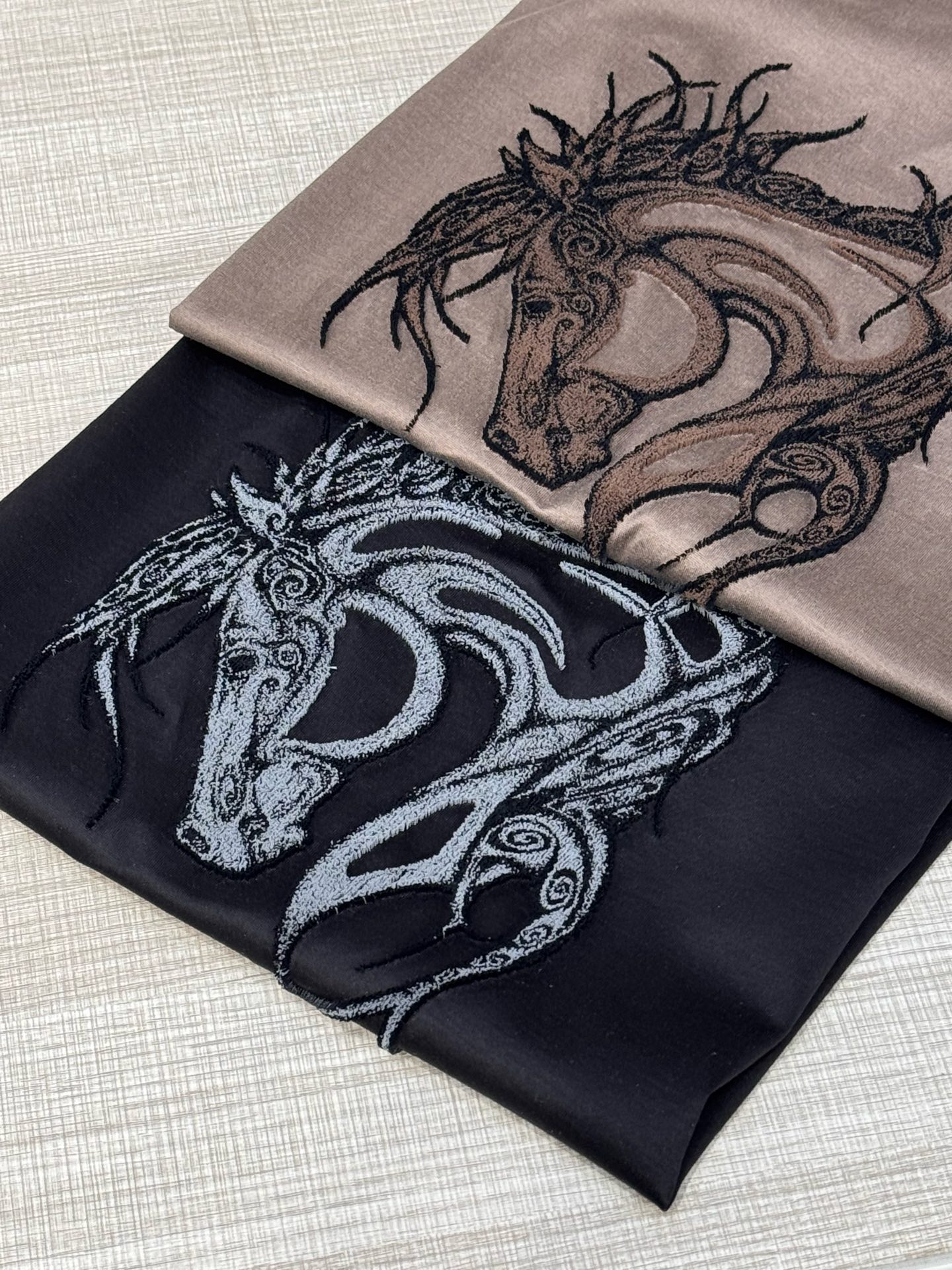 Luxurious Pony-Head T-Shirt: High-End Horse-Brushed Fabric, Embroidered Detail, Premium Quality. - 图片 3
