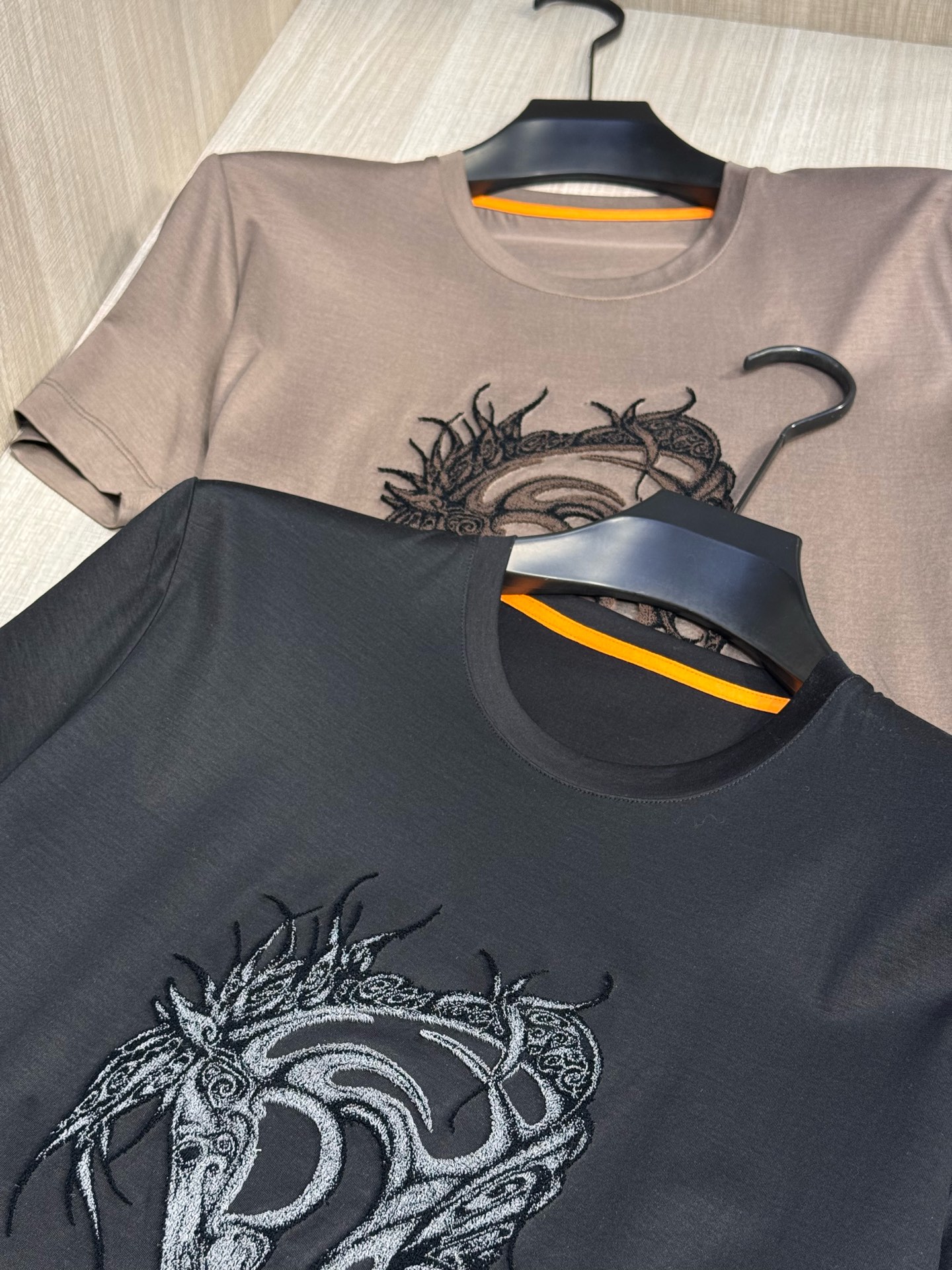 Luxurious Pony-Head T-Shirt: High-End Horse-Brushed Fabric, Embroidered Detail, Premium Quality. - 图片 2