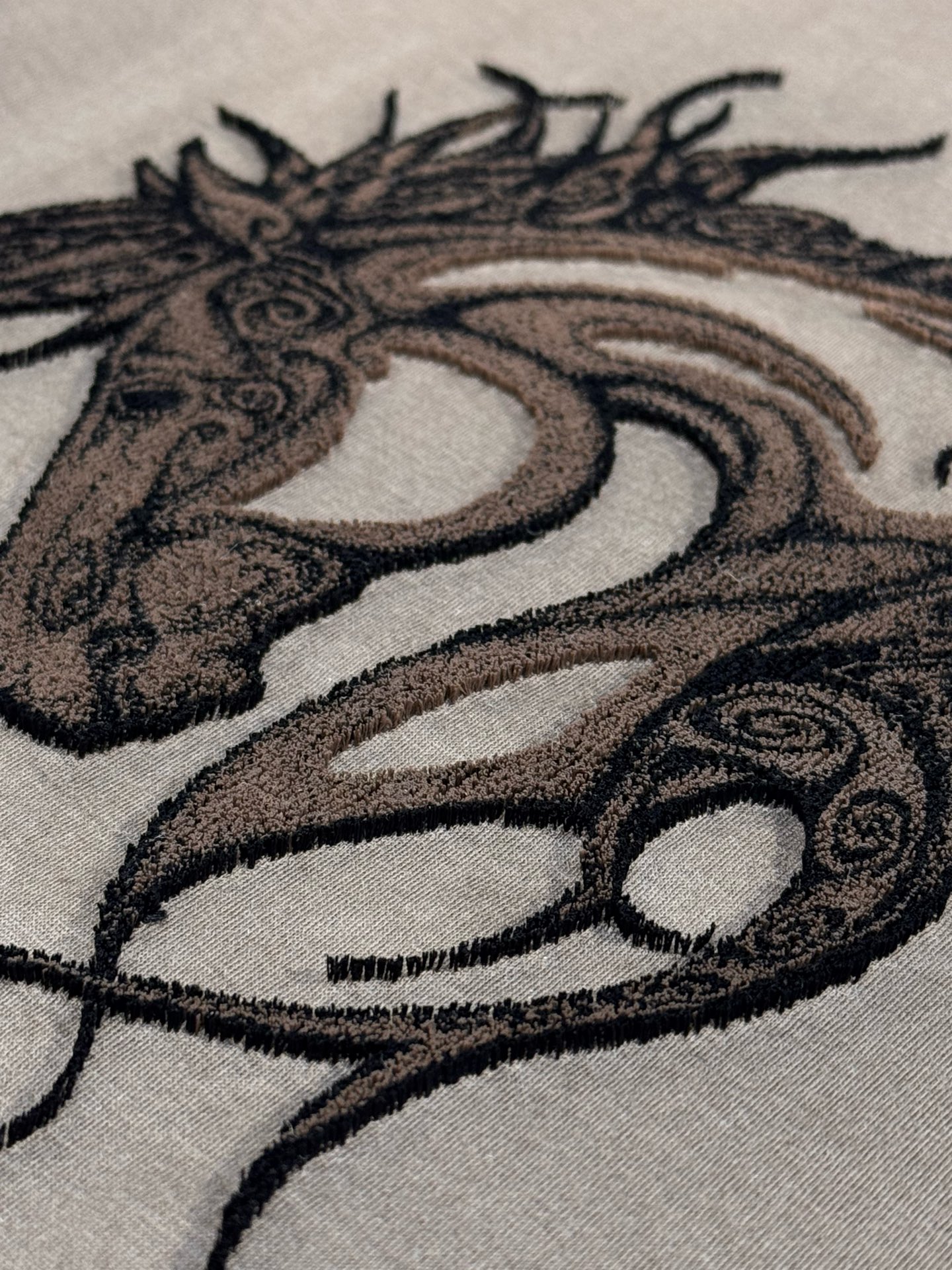 Luxurious Pony-Head T-Shirt: High-End Horse-Brushed Fabric, Embroidered Detail, Premium Quality. - 图片 8