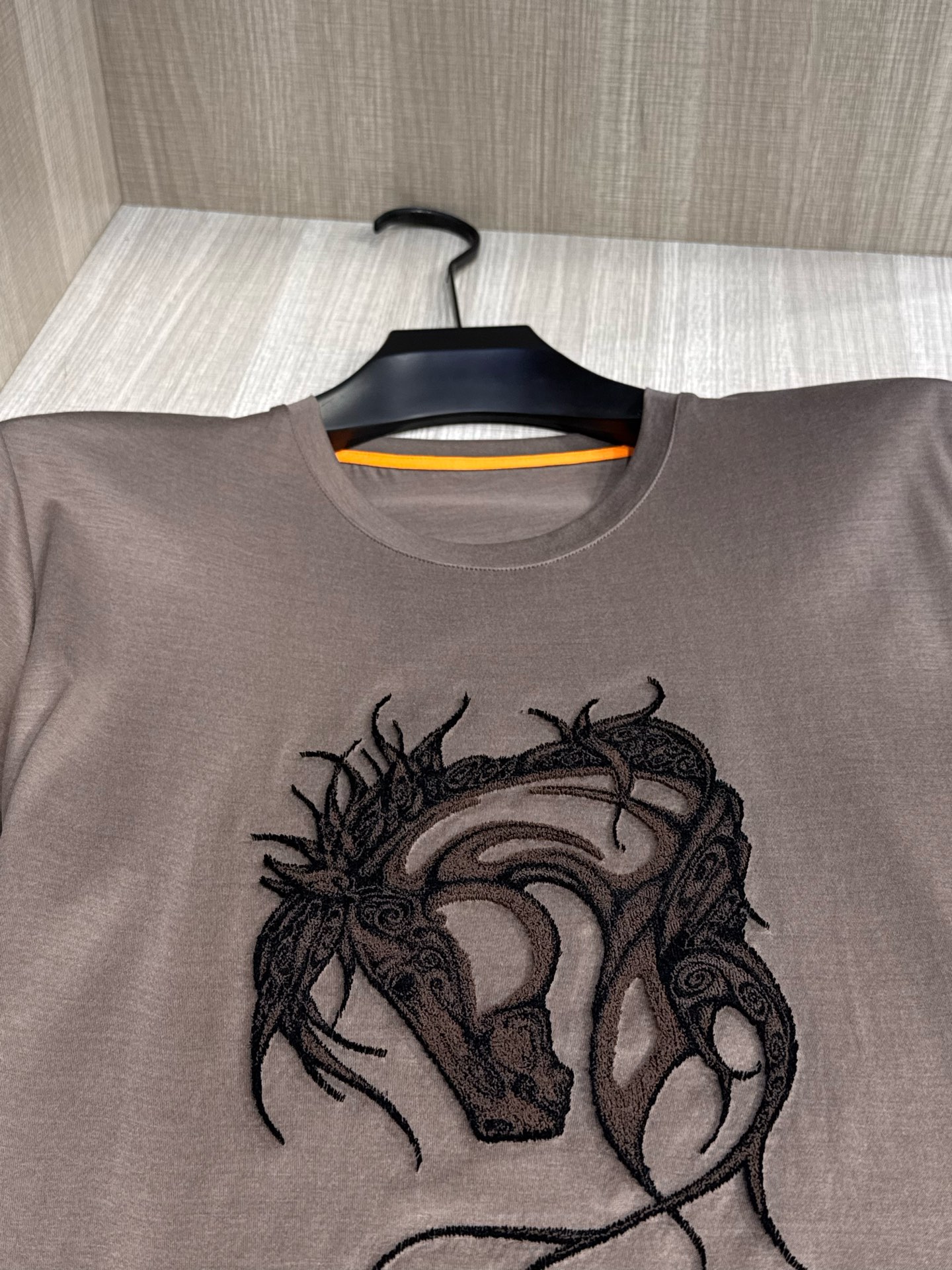 Luxurious Pony-Head T-Shirt: High-End Horse-Brushed Fabric, Embroidered Detail, Premium Quality. - 图片 6