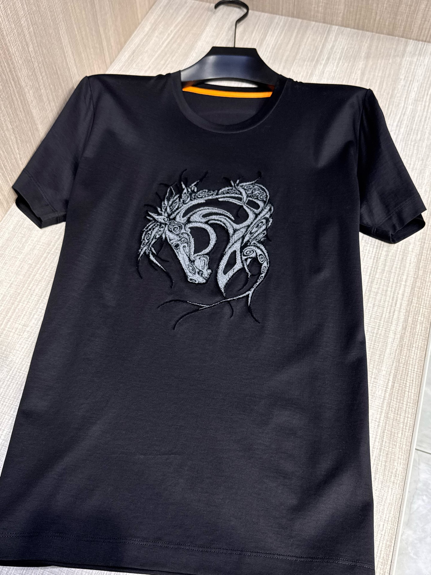 Luxurious Pony-Head T-Shirt: High-End Horse-Brushed Fabric, Embroidered Detail, Premium Quality. - 图片 5