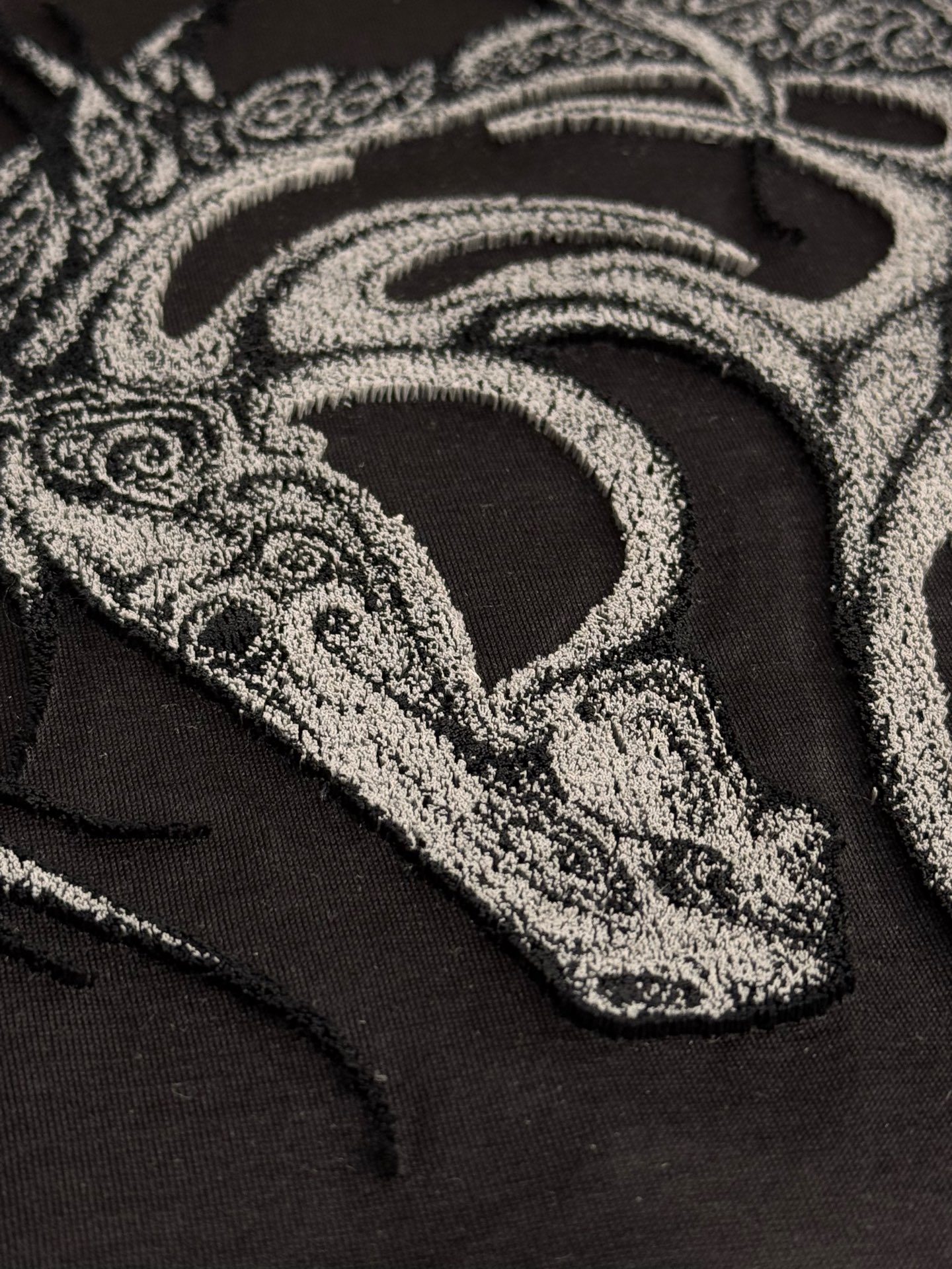Luxurious Pony-Head T-Shirt: High-End Horse-Brushed Fabric, Embroidered Detail, Premium Quality. - 图片 9